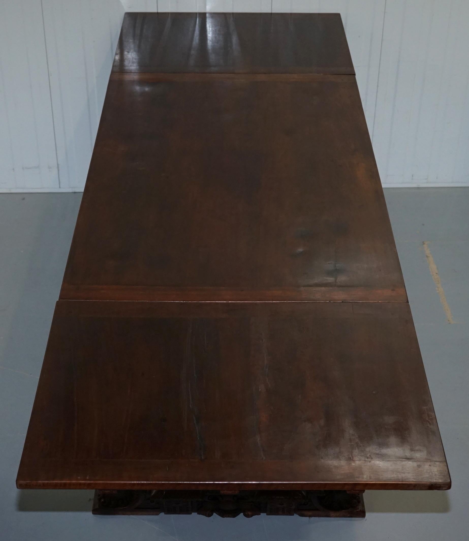 Rare table haute à rallonge du 18e siècle en noyer français de la Renaissance lourdement sculptée en vente 12