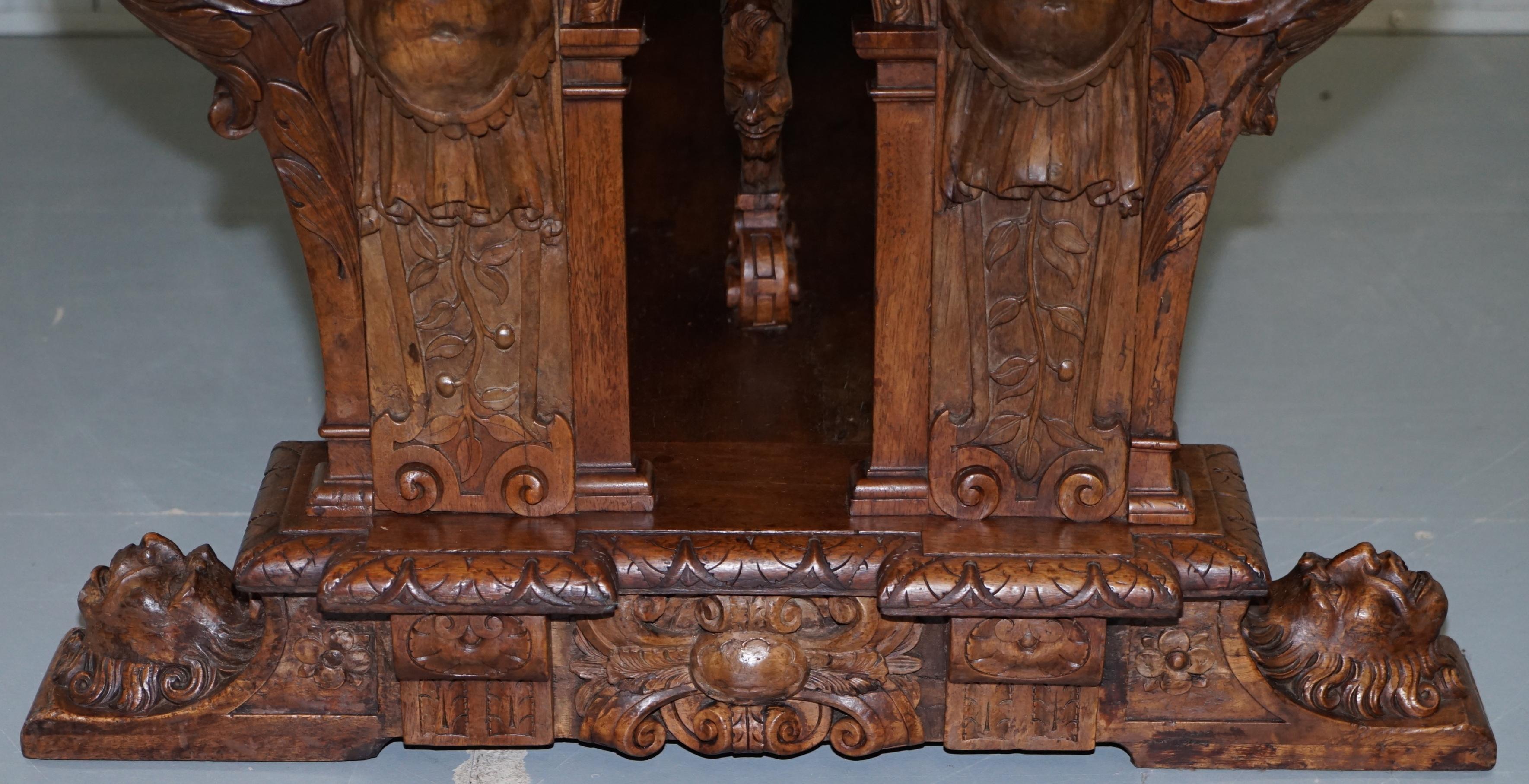 Français Rare table haute à rallonge du 18e siècle en noyer français de la Renaissance lourdement sculptée en vente
