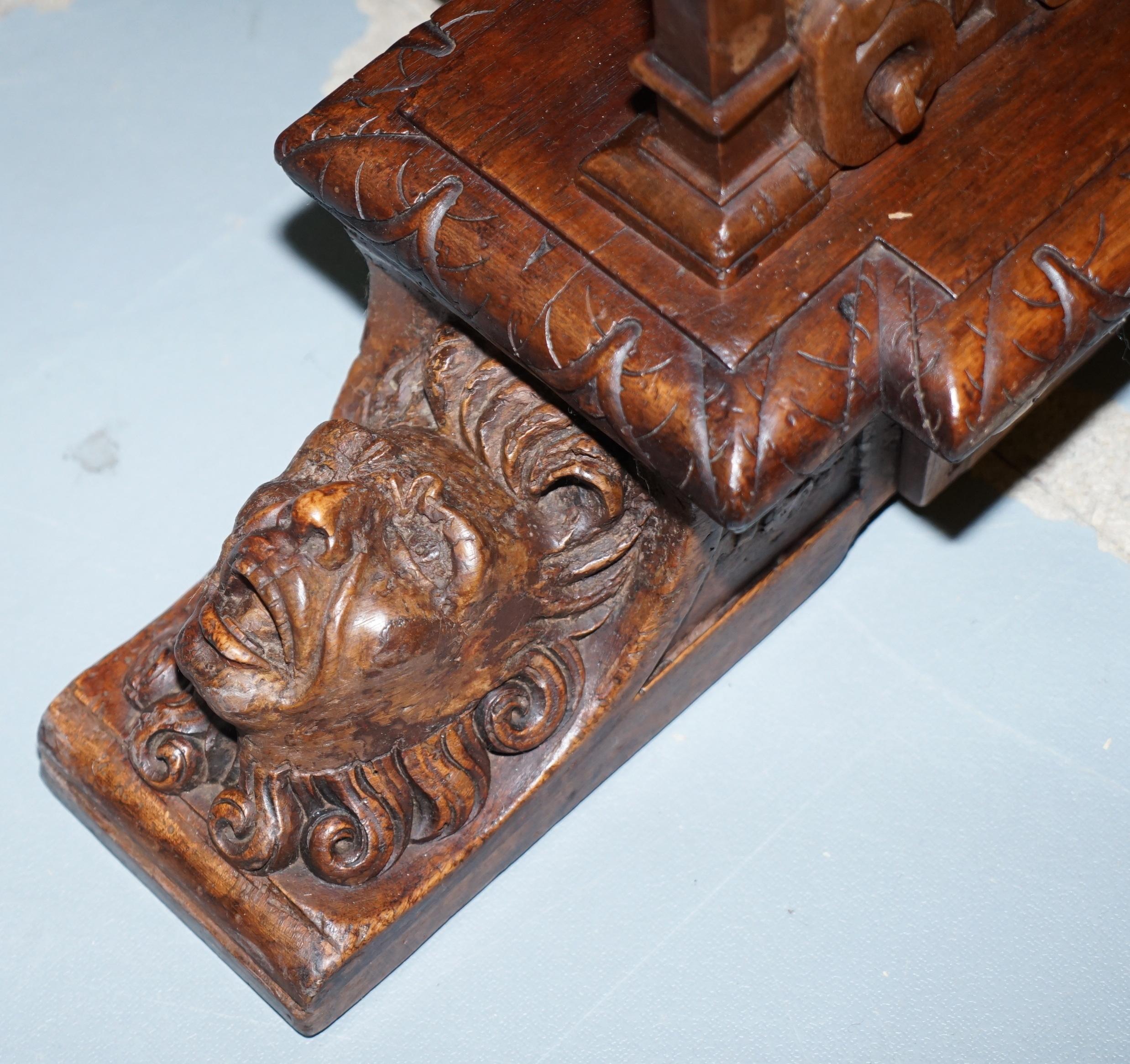 Sculpté à la main Rare table haute à rallonge du 18e siècle en noyer français de la Renaissance lourdement sculptée en vente