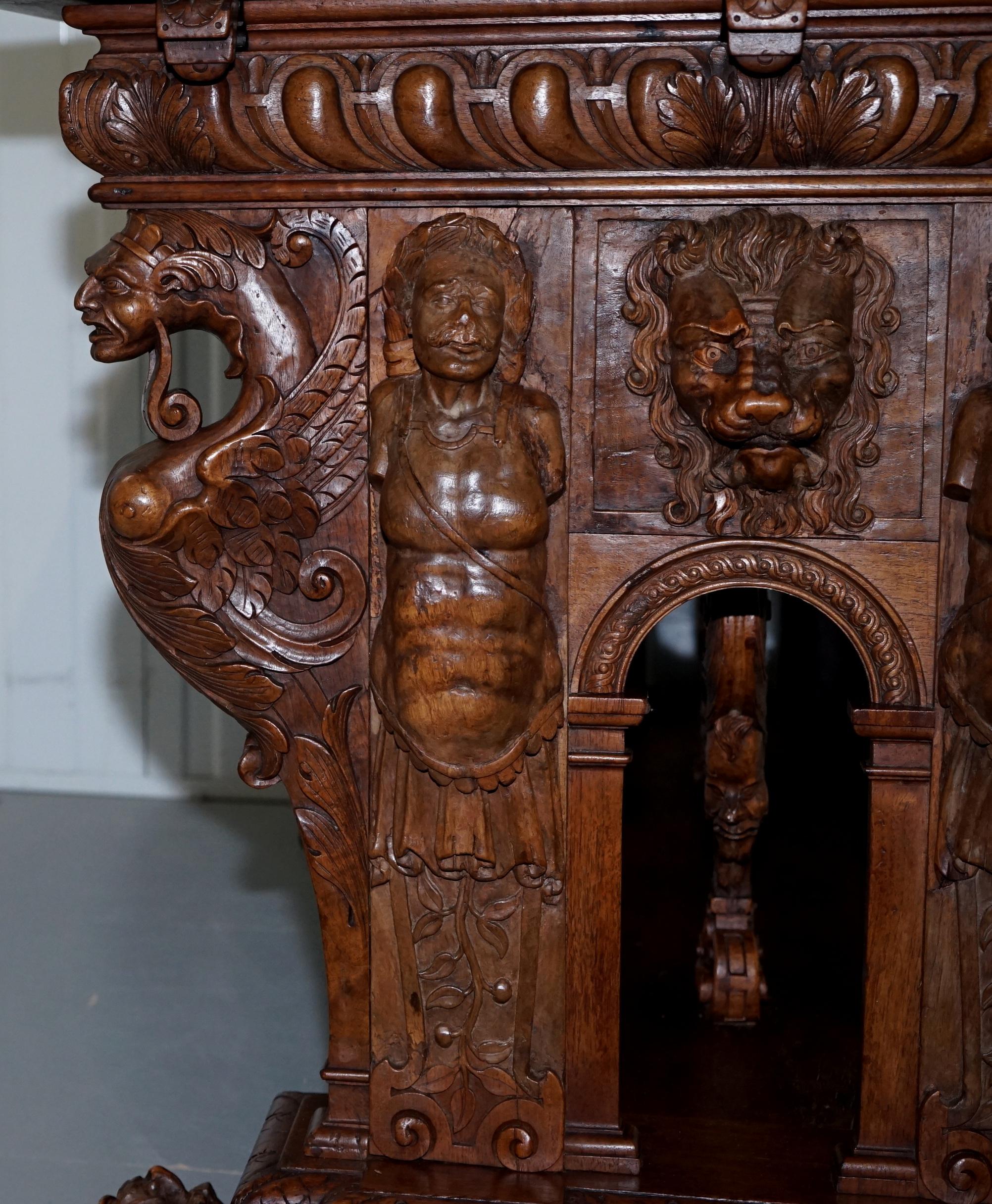 Rare table haute à rallonge du 18e siècle en noyer français de la Renaissance lourdement sculptée Bon état - En vente à West Sussex, Pulborough