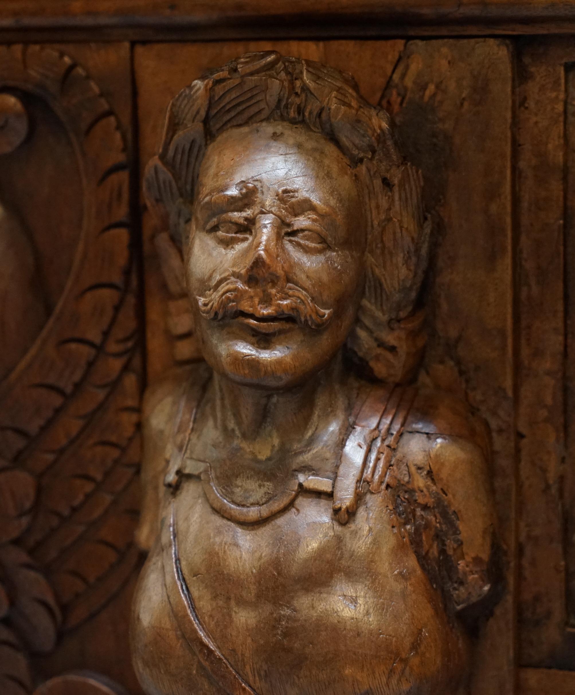 XVIIIe siècle et antérieur Rare table haute à rallonge du 18e siècle en noyer français de la Renaissance lourdement sculptée en vente