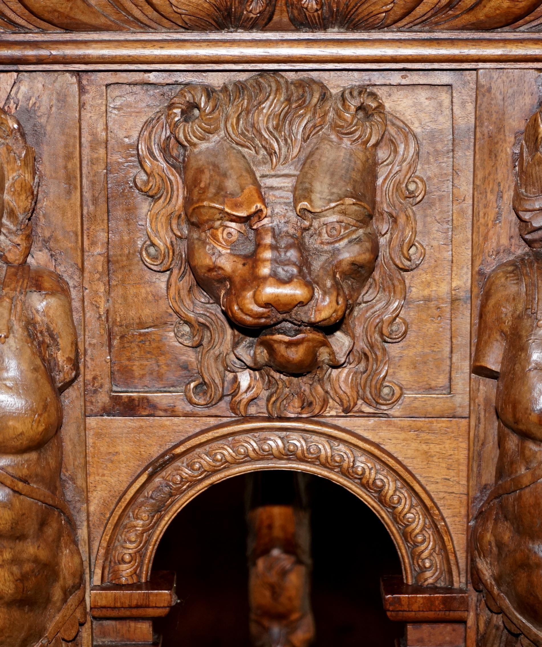 Noyer Rare table haute à rallonge du 18e siècle en noyer français de la Renaissance lourdement sculptée en vente