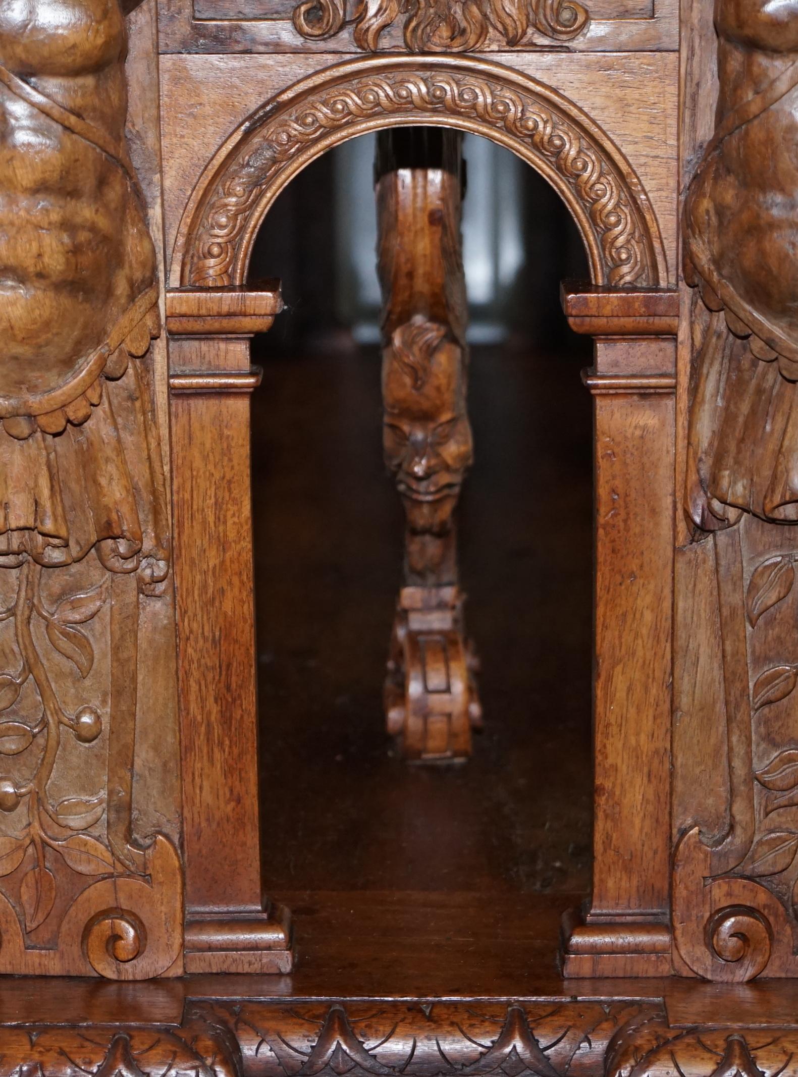 Rare table haute à rallonge du 18e siècle en noyer français de la Renaissance lourdement sculptée en vente 1