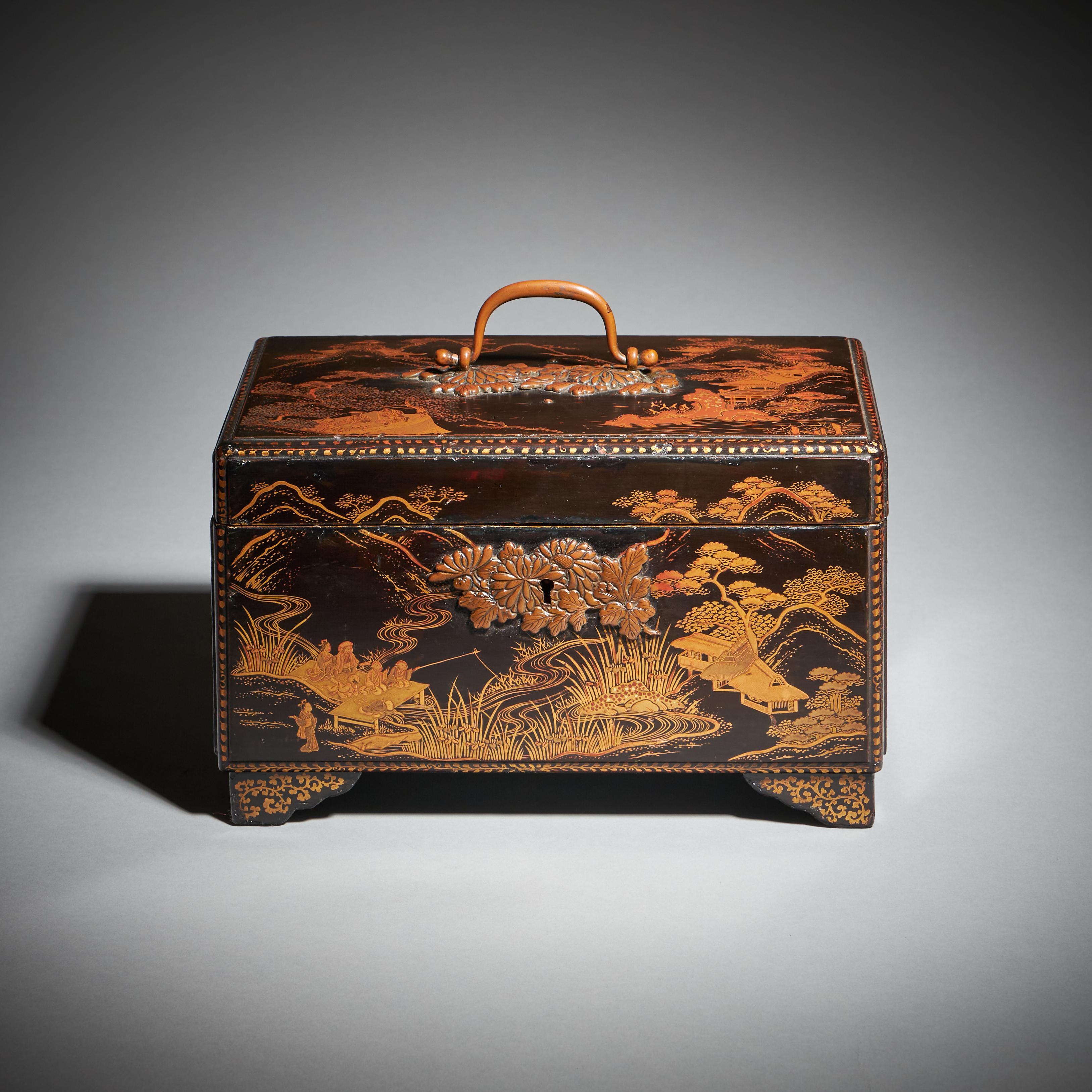 Cette exceptionnelle et rare boîte à thé d'époque George III est un remarquable exemple de l'artisanat du XVIIIe siècle. Avec sa décoration complexe en laque de chinoiserie, le caddy conserve les trois boîtes à thé en laque d'origine, ce qui en fait