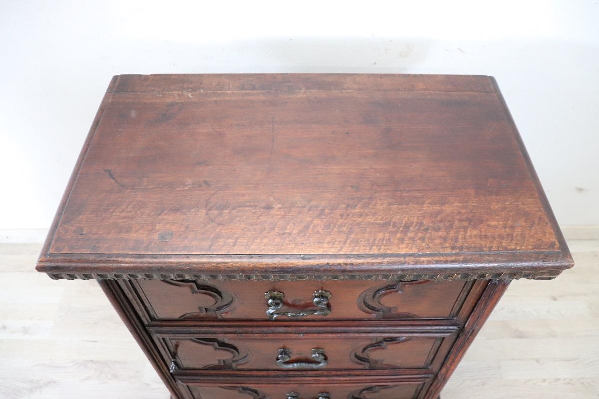 Rare 18th Century Italian Tuscany Solid Walnut Antique Nightstand In Good Condition For Sale In Casale Monferrato, IT