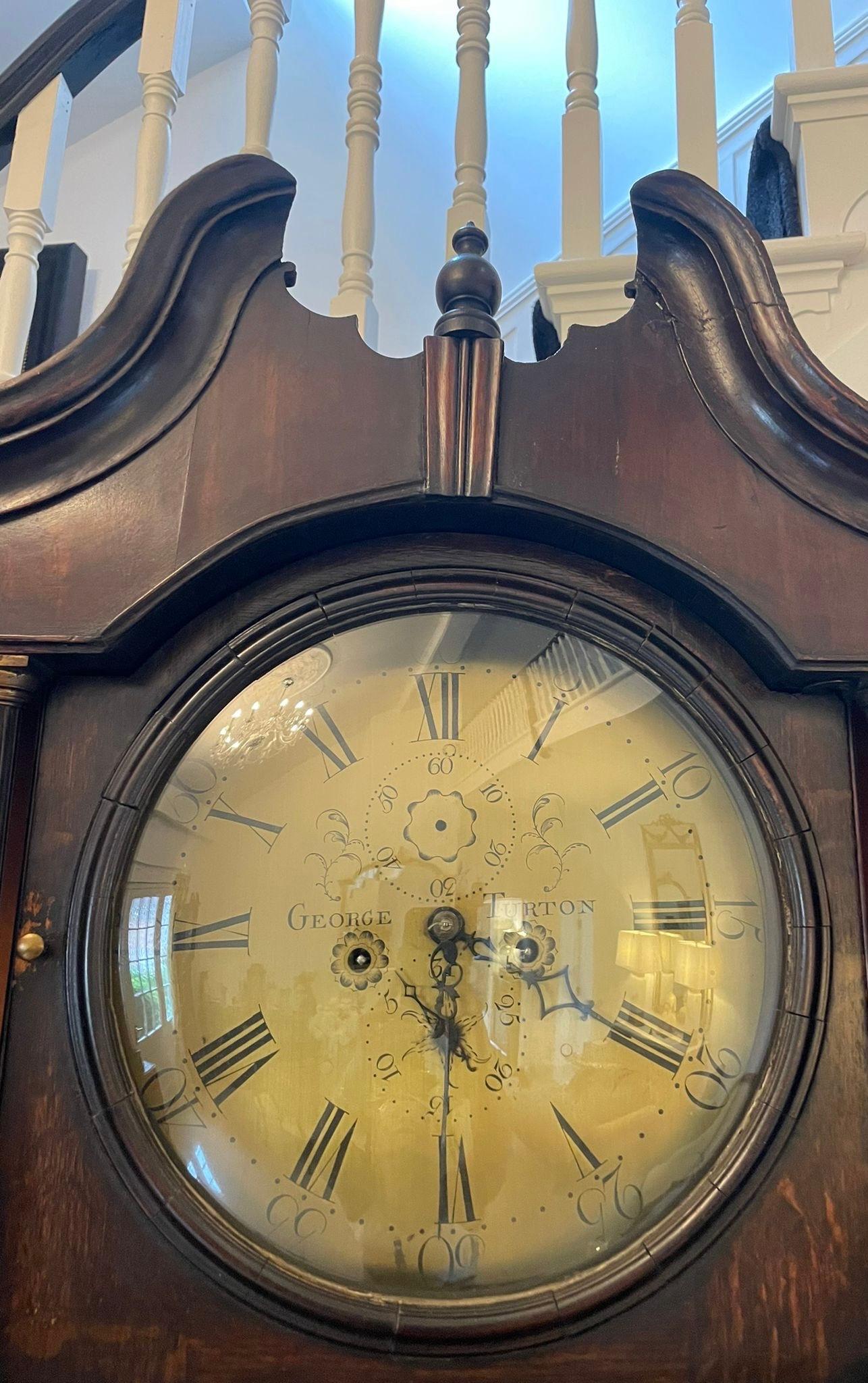 Raro comò antico di grandi dimensioni del XVIII secolo in Oak con scaffale e orologio a cassa lunga in vendita 3