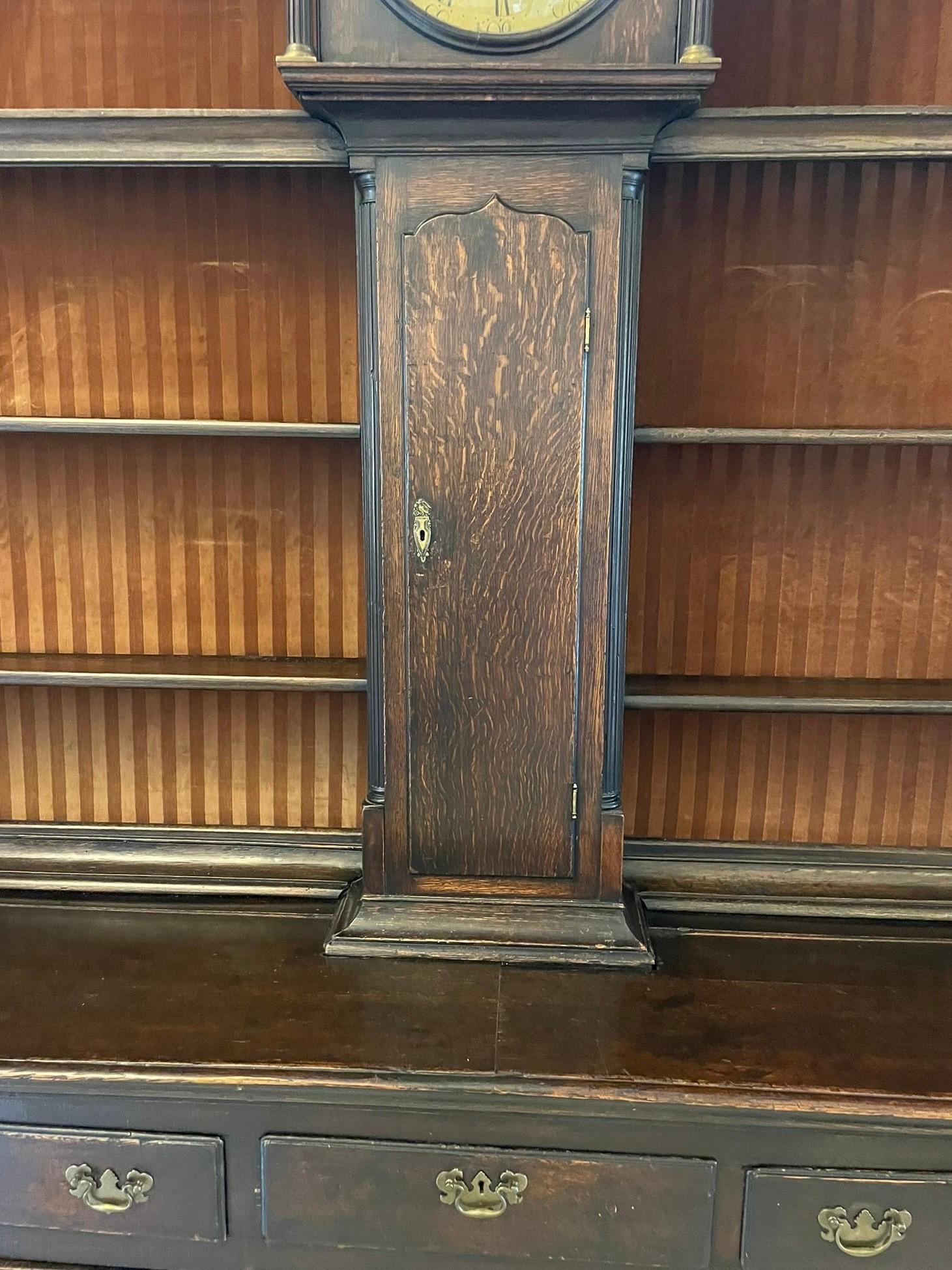 Raro comò antico di grandi dimensioni del XVIII secolo in Oak con scaffale e orologio a cassa lunga in vendita 7