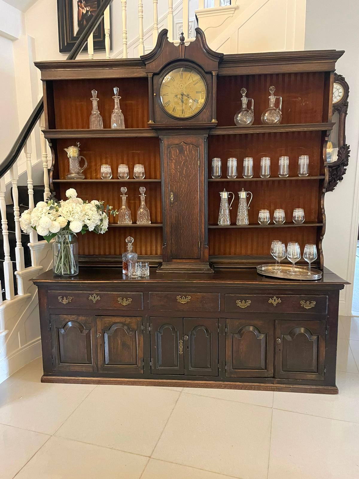 Rara cassettiera in rovere di qualità George III del XVIII secolo con cremagliera e orologio a cassa lunga con cornice modanata nella parte superiore, raro orologio a cassa lunga in rovere con quadrante in ottone di otto giorni al centro con pesi,