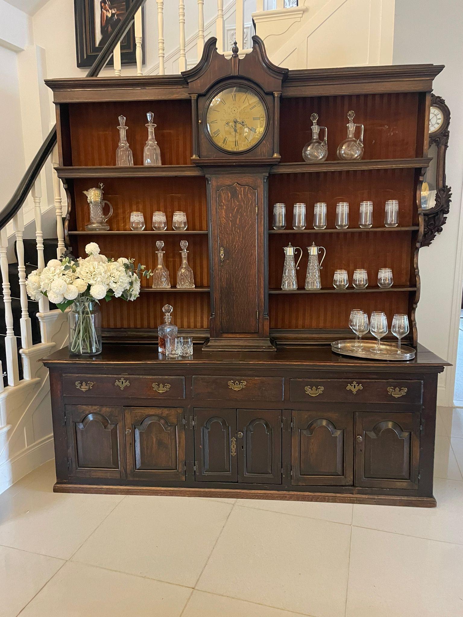 Estetismo Raro comò antico di grandi dimensioni del XVIII secolo in Oak con scaffale e orologio a cassa lunga in vendita