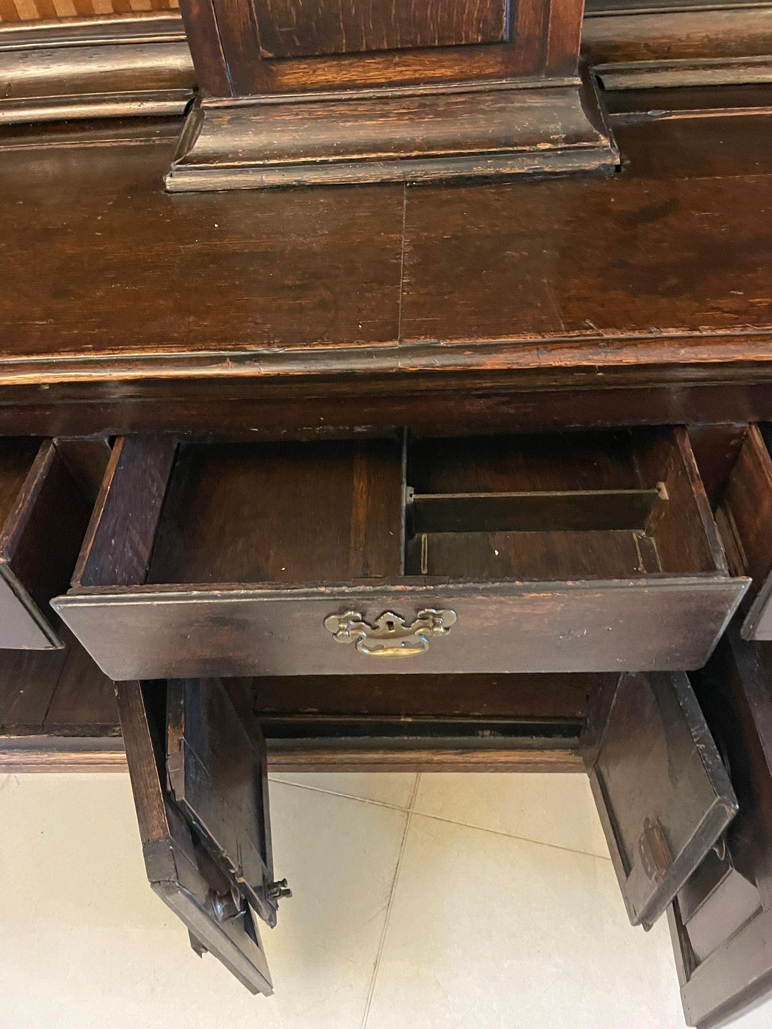 Inglese Raro comò antico di grandi dimensioni del XVIII secolo in Oak con scaffale e orologio a cassa lunga in vendita