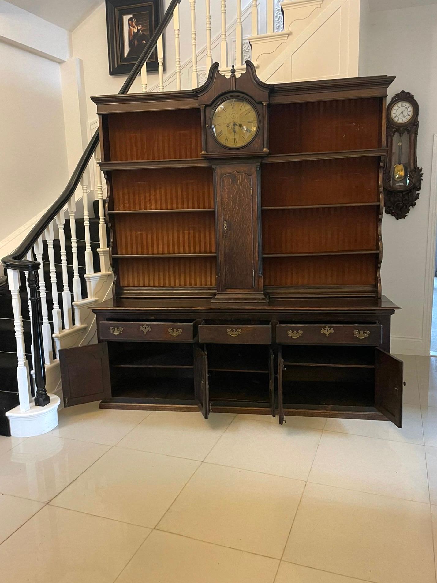 Raro comò antico di grandi dimensioni del XVIII secolo in Oak con scaffale e orologio a cassa lunga In condizioni buone in vendita a Suffolk, GB