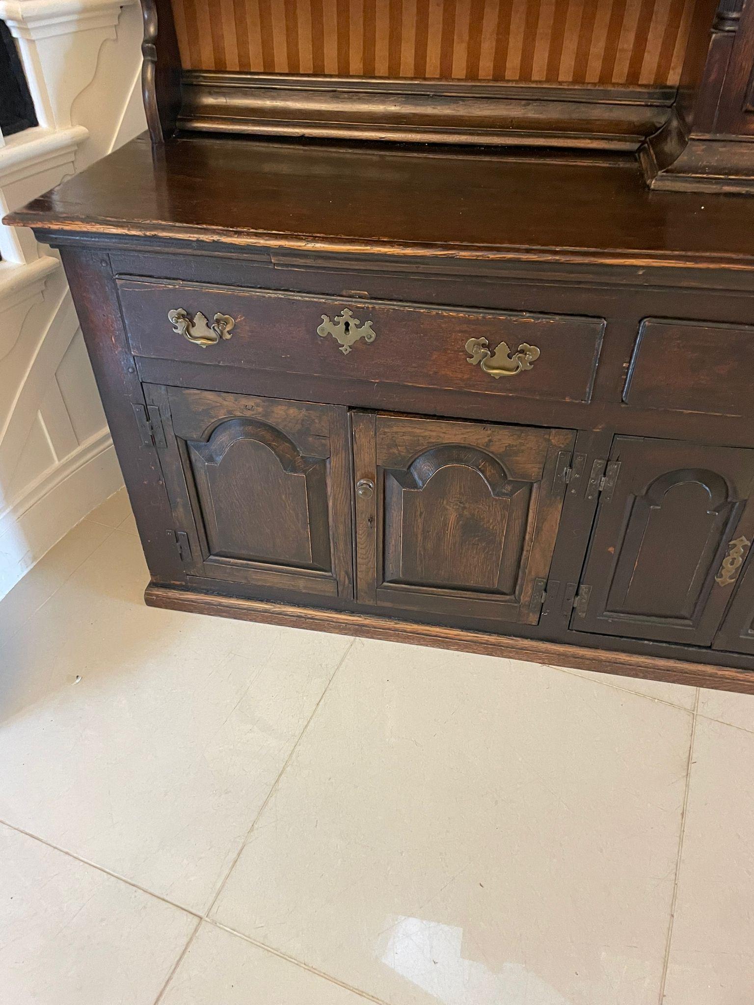 Raro comò antico di grandi dimensioni del XVIII secolo in Oak con scaffale e orologio a cassa lunga in vendita 2