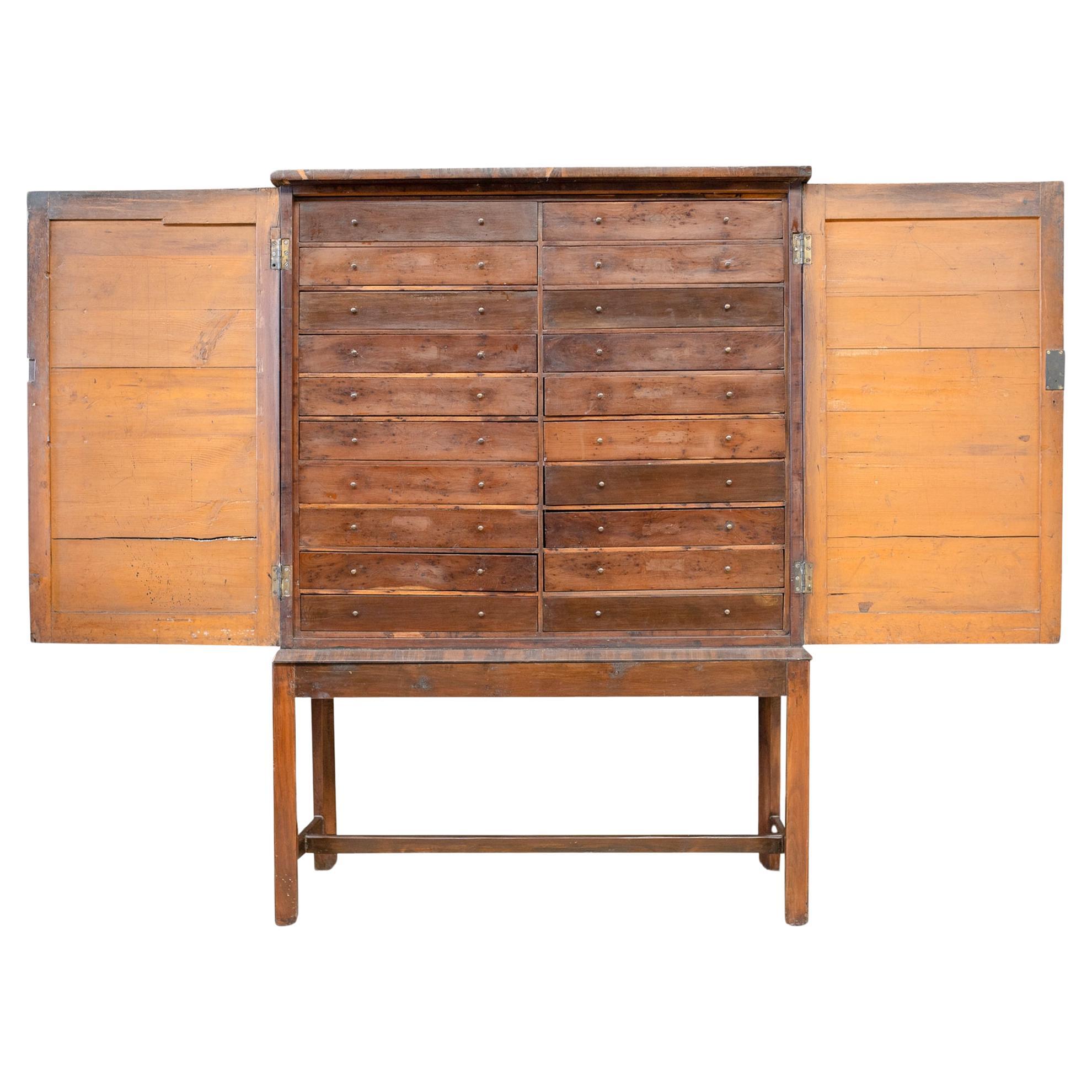 Rare coffret bibliothèque à spécimens du 18e siècle en bois d'if plaqué et à bandes croisées, sur pied. 

La commode sur pied est composée d'un plateau droit surmontant des portes à double battant à bandeau croisé, avec des détails de cannelures en