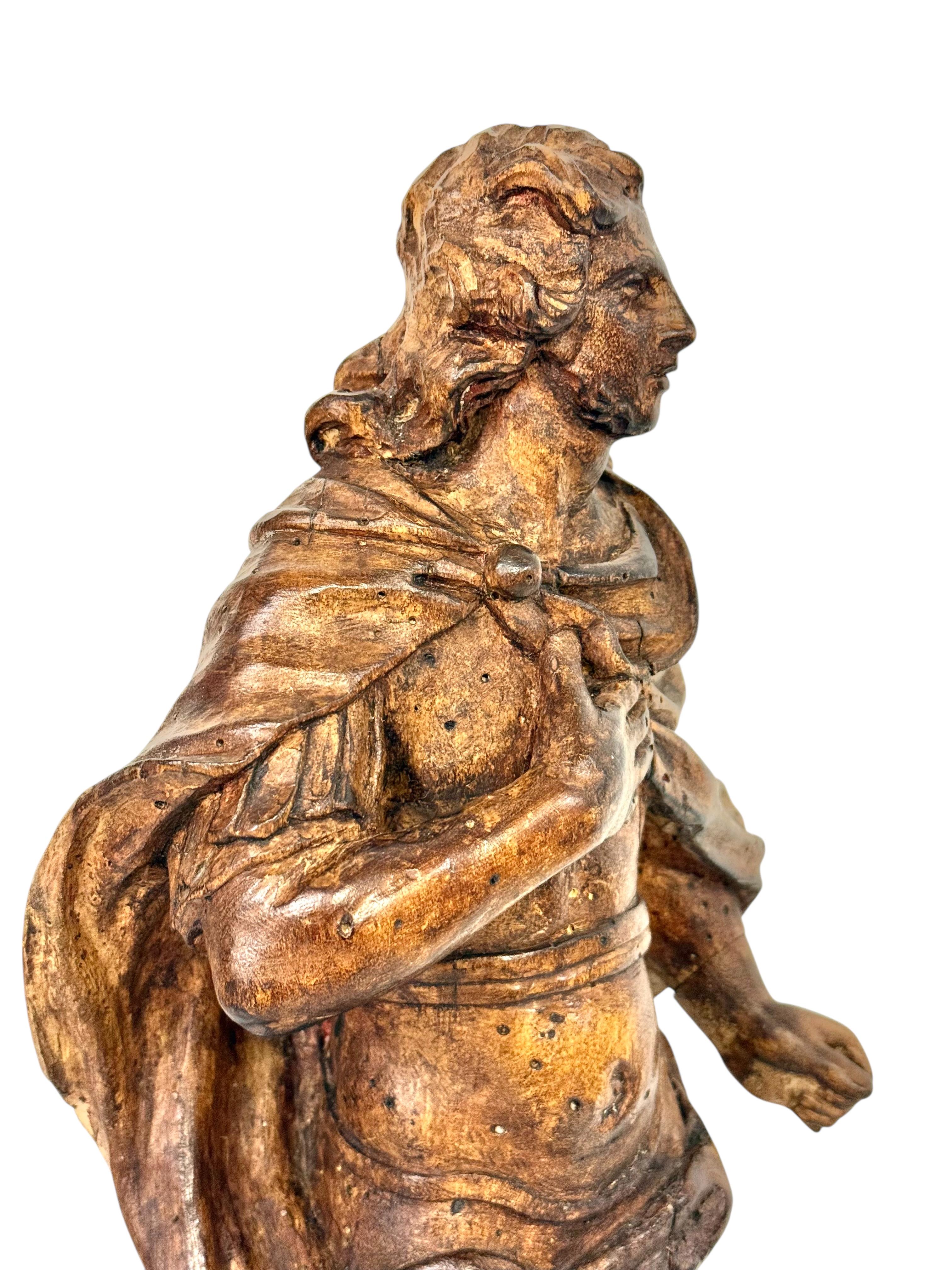 Rare sculpture royale en bois de tilleul du 18ème siècle, probablement Roi Louis XV en vente 5