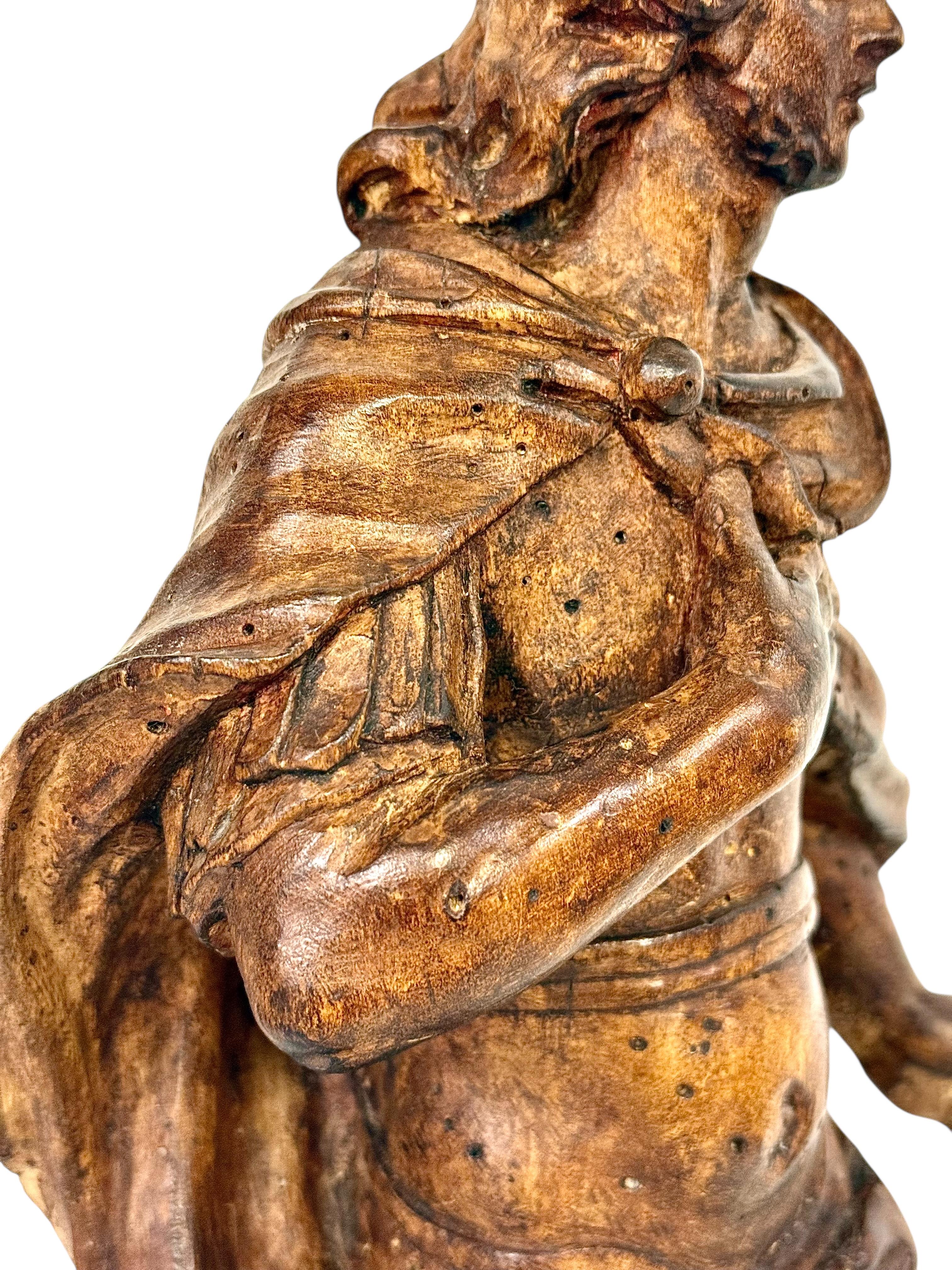 Rare sculpture royale en bois de tilleul du 18ème siècle, probablement Roi Louis XV en vente 6