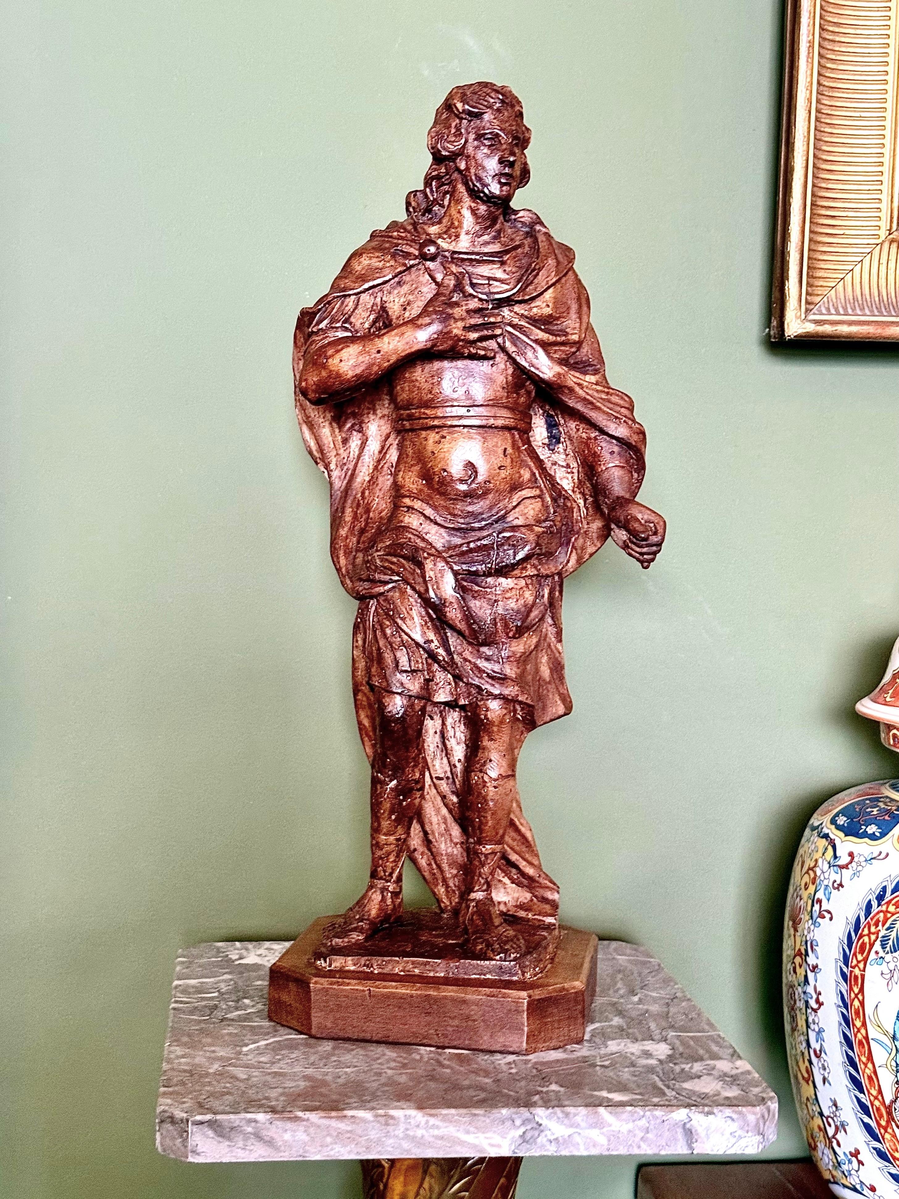 Rare sculpture royale en bois de tilleul du 18ème siècle, probablement Roi Louis XV en vente 13