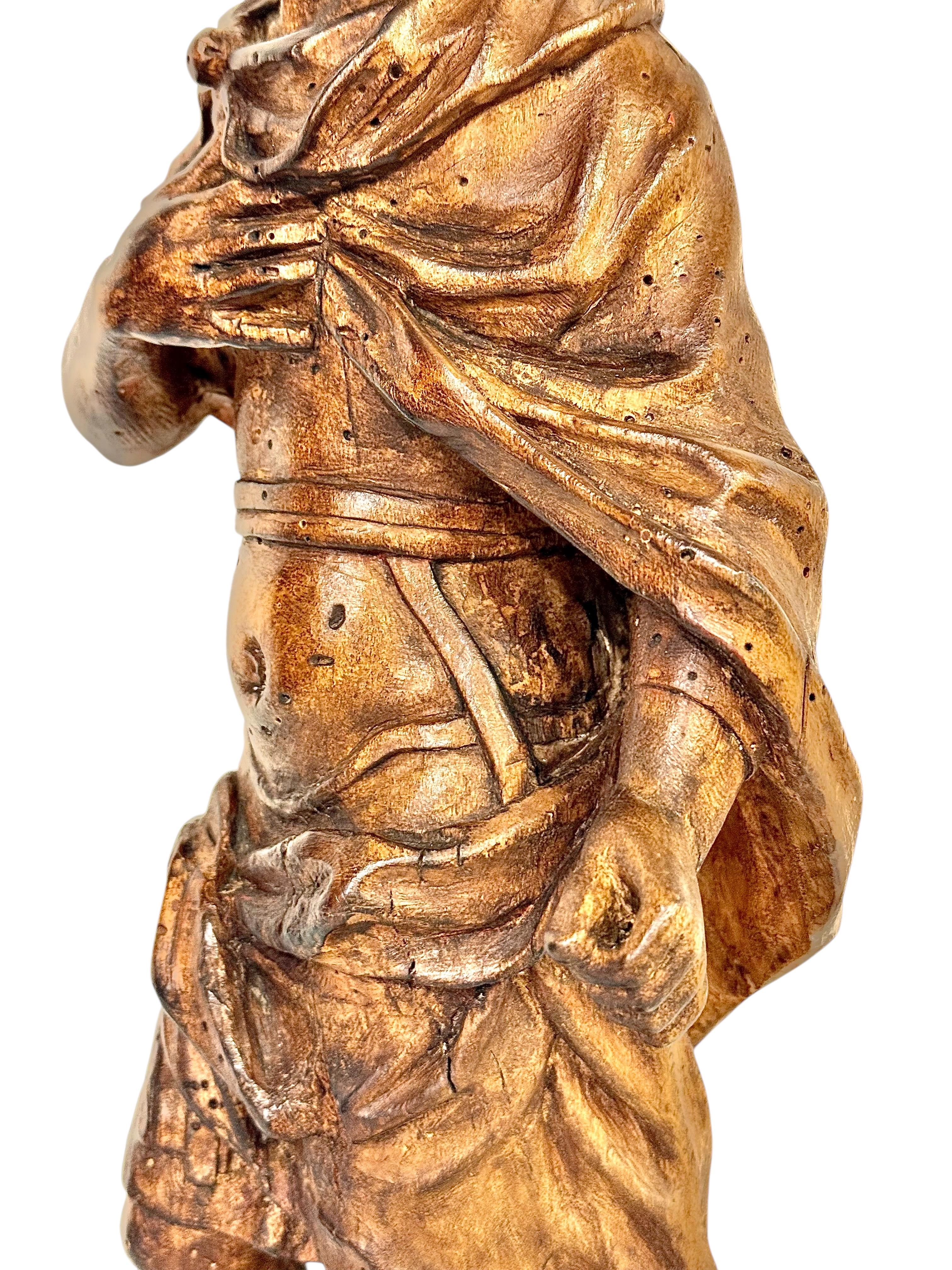 Français Rare sculpture royale en bois de tilleul du 18ème siècle, probablement Roi Louis XV en vente