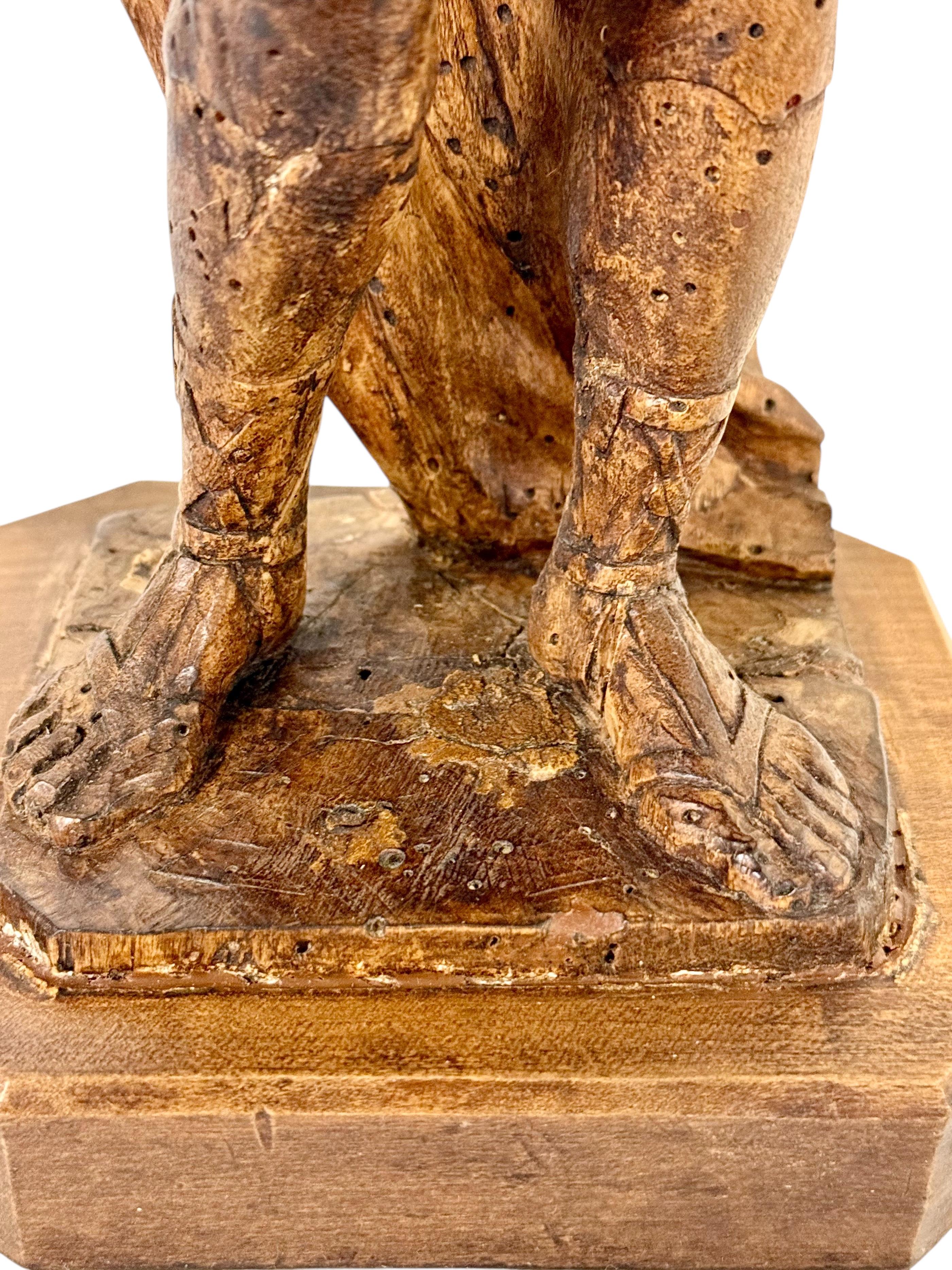 Rare sculpture royale en bois de tilleul du 18ème siècle, probablement Roi Louis XV en vente 2