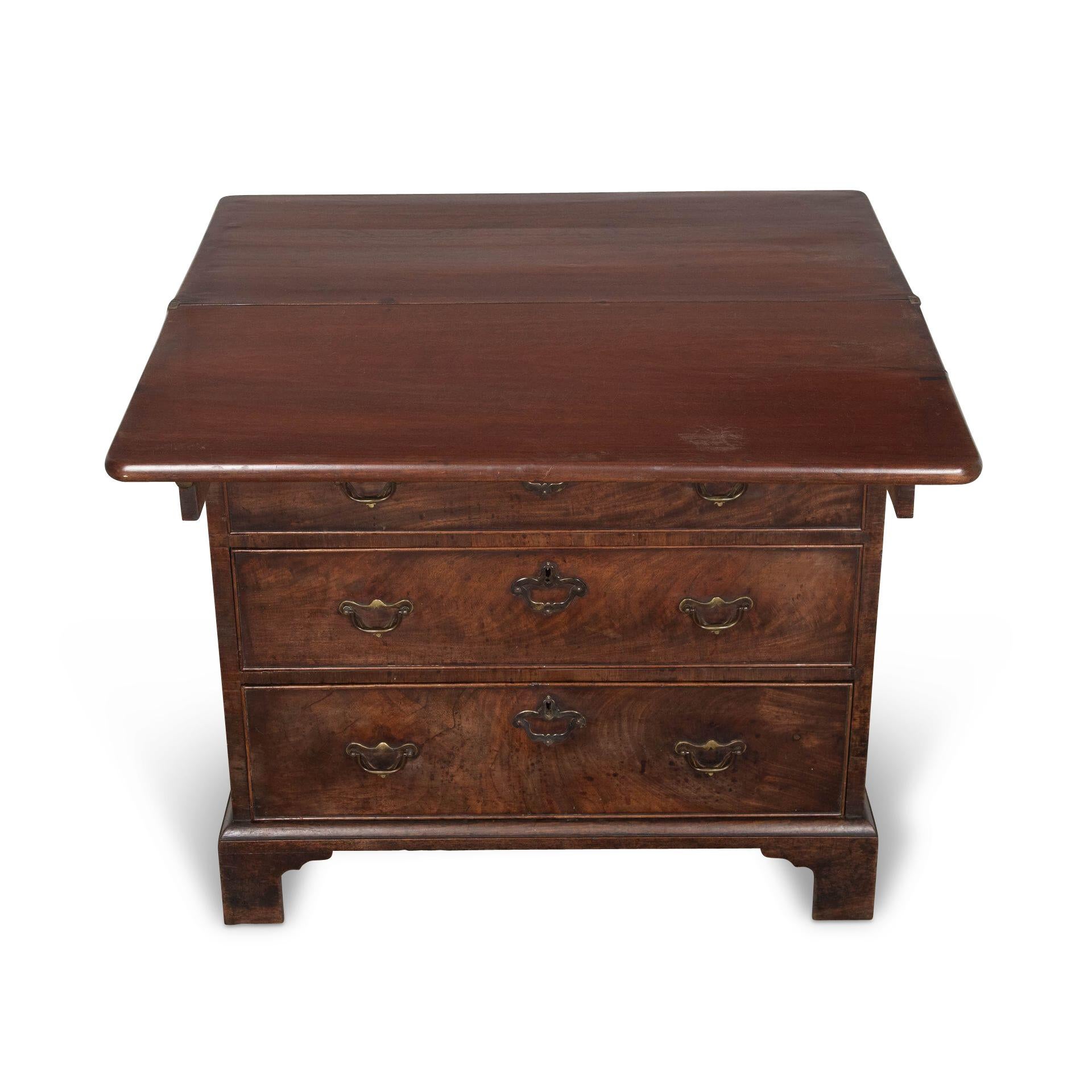 Rare 18th Century Mahogany bachelors Chest In Good Condition For Sale In Shipston-On-Stour, GB