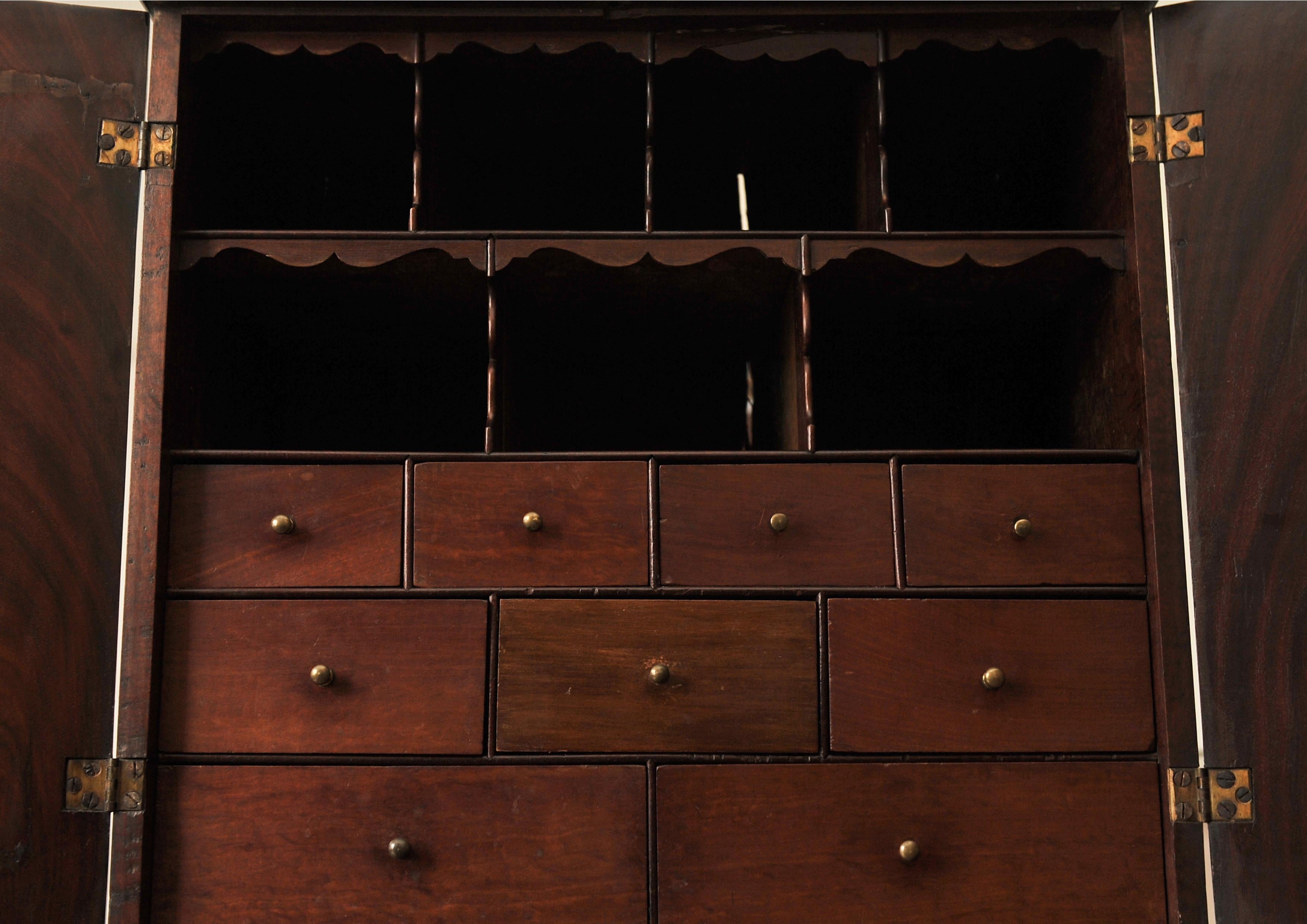 Rare cabinet de table à deux portes en acajou et laiton du XVIIIe siècle, équipé de casiers et de tiroirs ajustés.

Ébénisterie de qualité faite à la main, chaque tiroir étant construit avec des queues d'aronde faites à la main.

L'article est livré