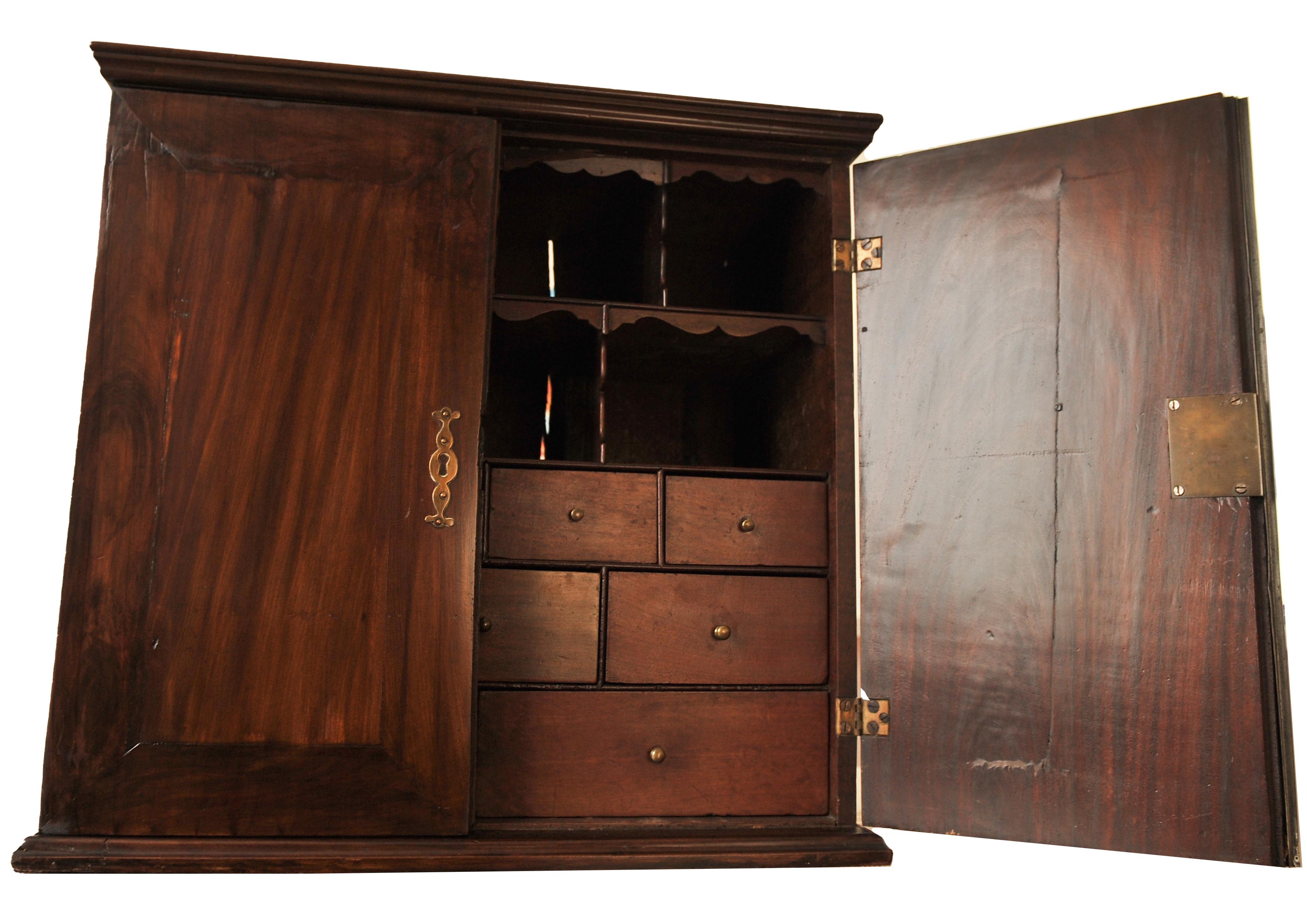 Regency Rare armoire de table en acajou et laiton du 18ème siècle avec trous de pigeon en vente