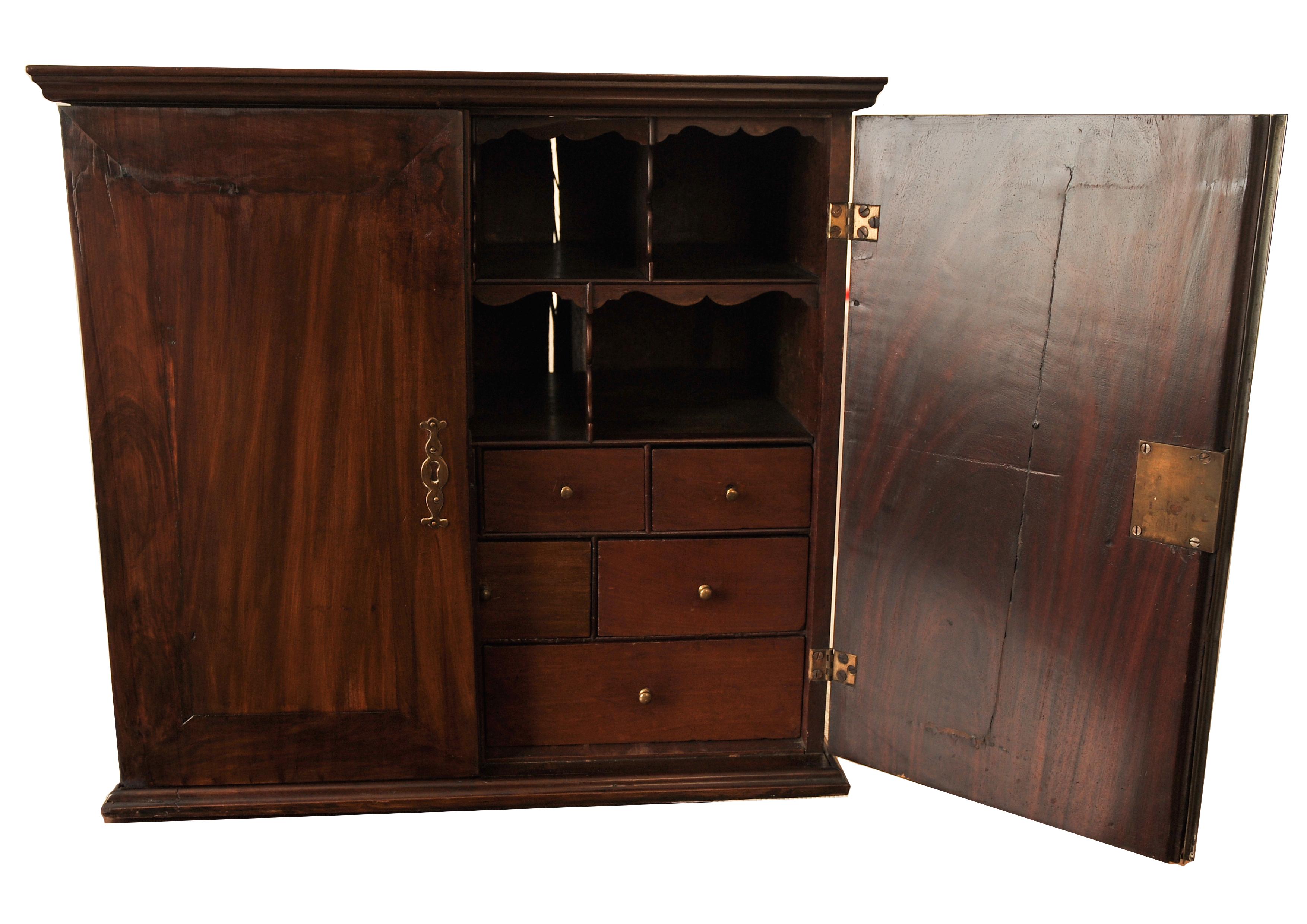 XVIIIe siècle Rare armoire de table en acajou et laiton du 18ème siècle avec trous de pigeon en vente
