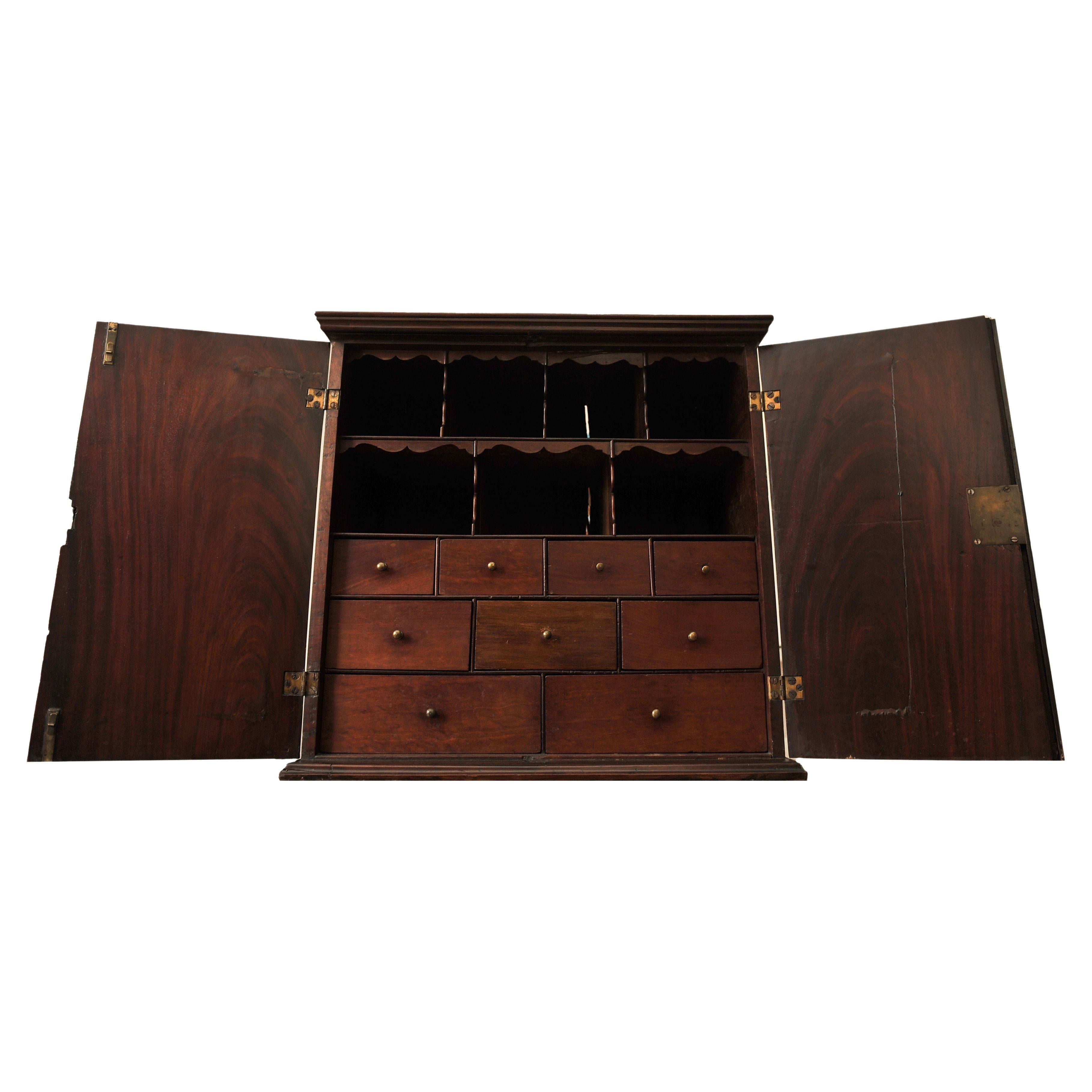 Rare armoire de table en acajou et laiton du 18ème siècle avec trous de pigeon en vente