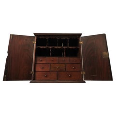 Rare armoire de table en acajou et laiton du 18ème siècle avec trous de pigeon
