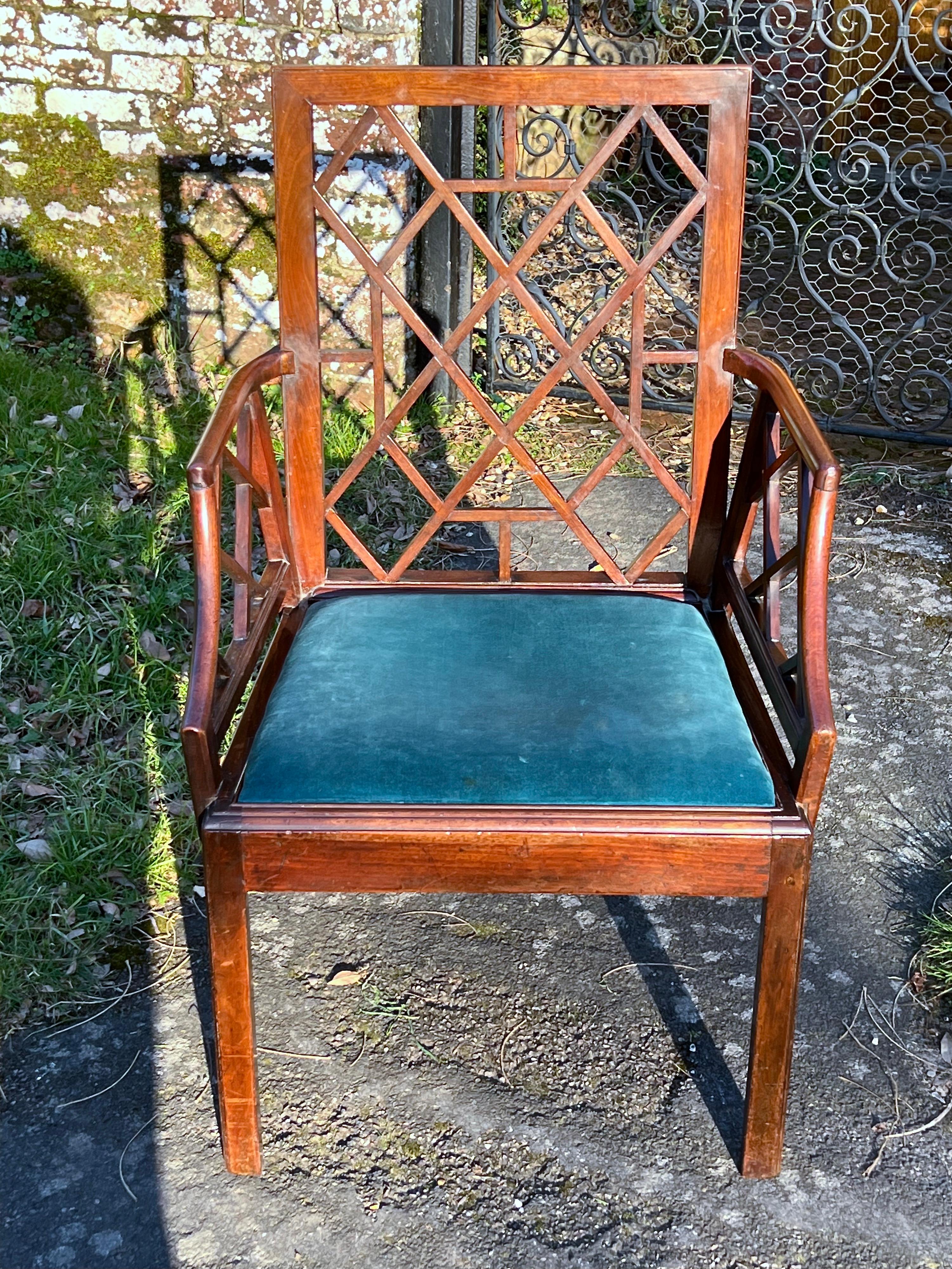 Un rare fauteuil ouvert Cockpen en acajou du 18e siècle de très bonne qualité. Période George III, vers 1760.

Ce fauteuil ancien est en acajou avec une armature ajourée (ou treillis chinois) de style chinoiserie, y compris dans les premiers