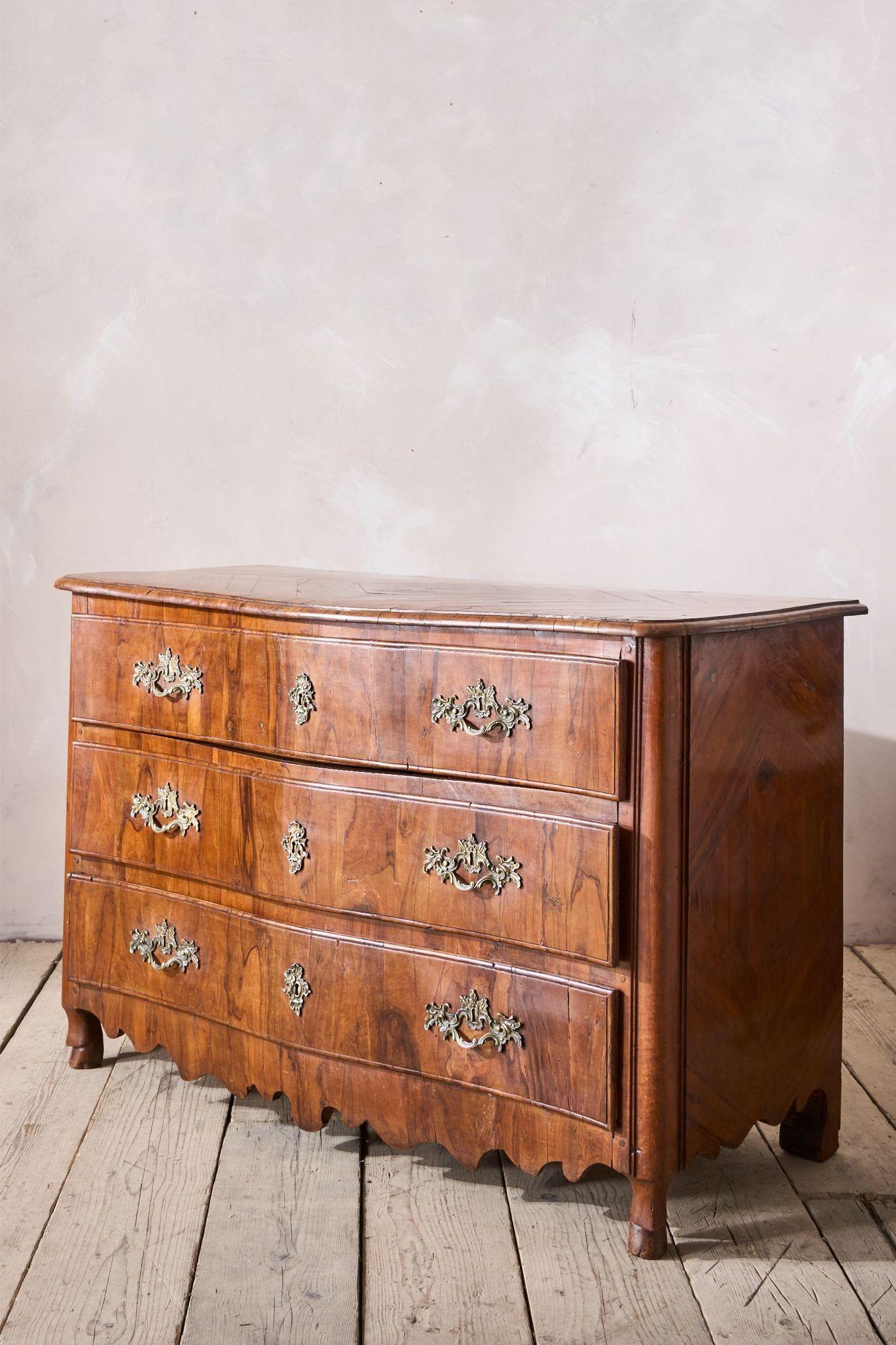 Rare commode maltaise du 18ème siècle en bois d'olivier en vente 6