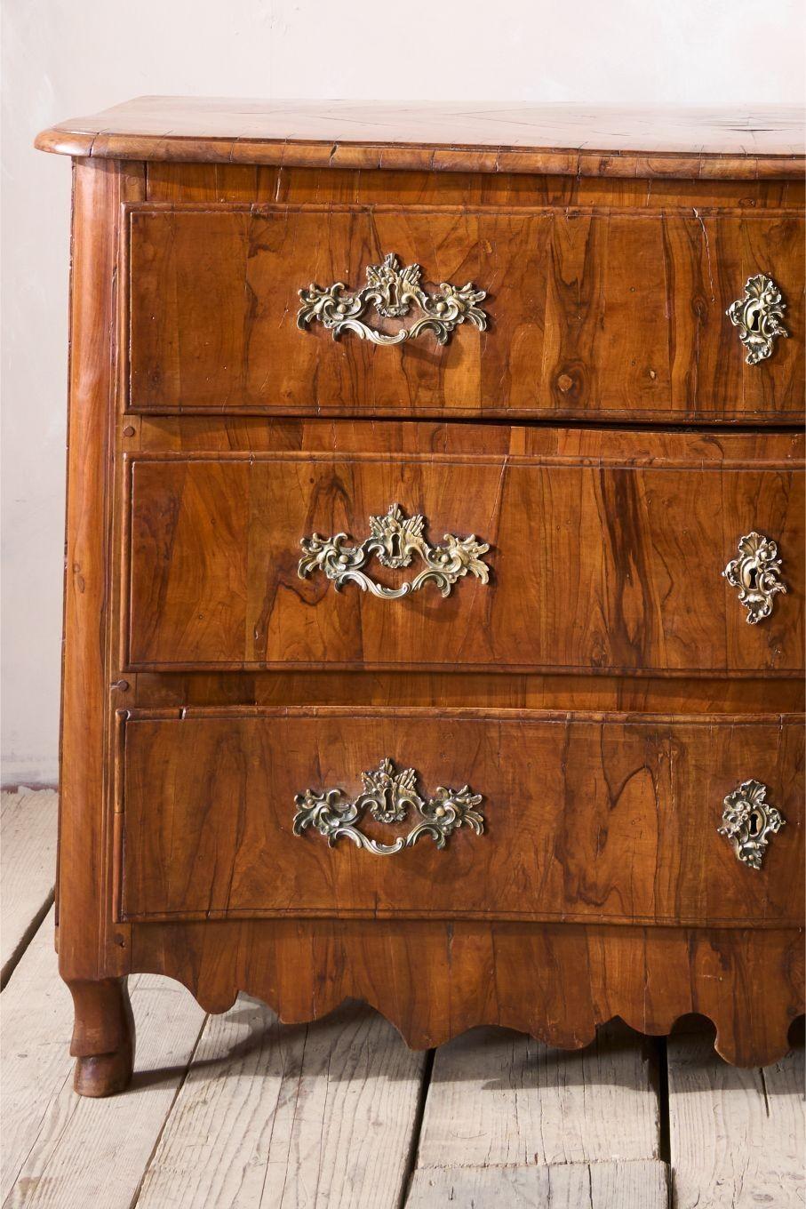 Il s'agit probablement de ma commode préférée que j'ai eu le plaisir de posséder. Datant du 18e siècle, il est vraiment très élégant. Le design, tout d'abord, est frappant avec l'avant serpentin et les pieds en sabot. Il est encore plus beau