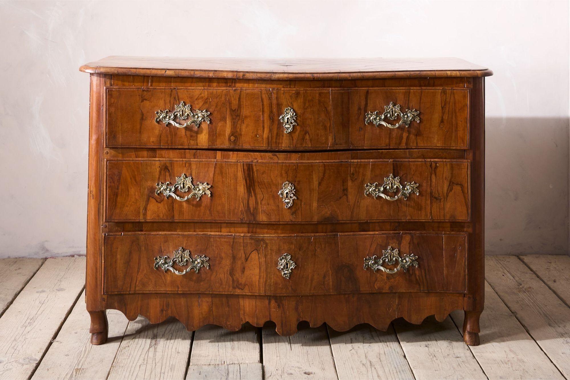 Rare commode maltaise du 18ème siècle en bois d'olivier Bon état - En vente à Malton, GB