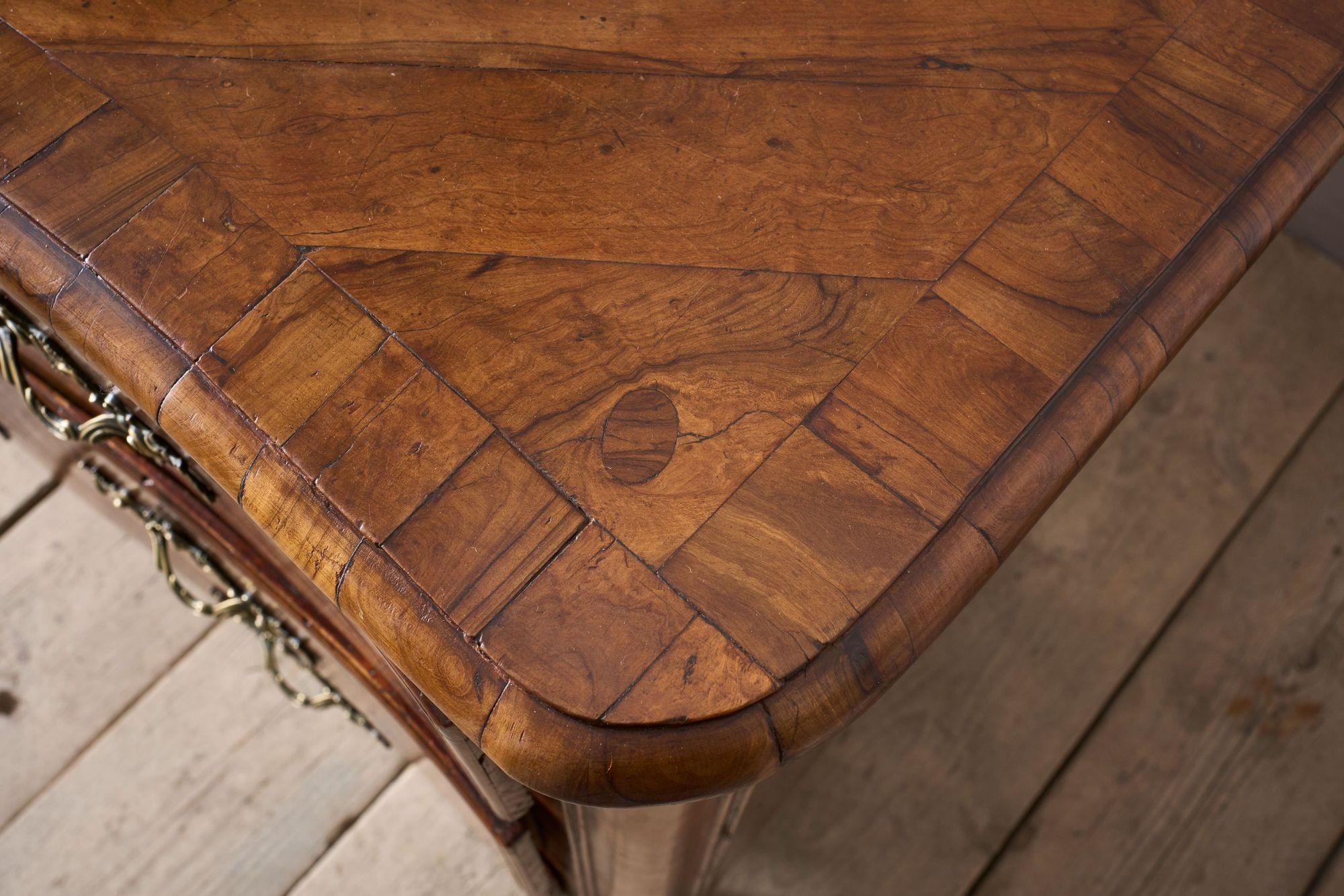 Rare commode maltaise du 18ème siècle en bois d'olivier en vente 4