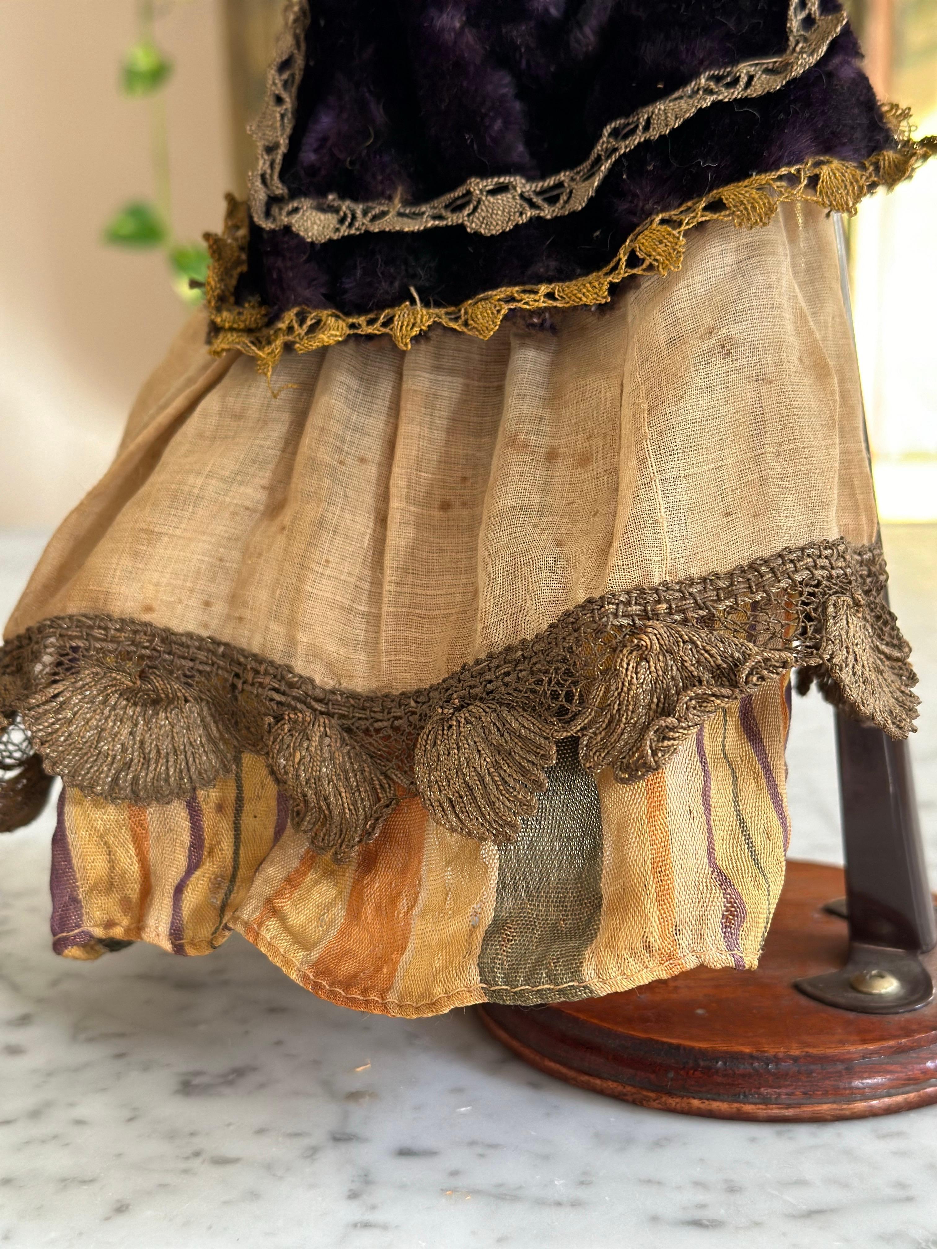 Rare 18th Century Neapolitan Nativity Figure – Woman in Traditional Dress For Sale 4