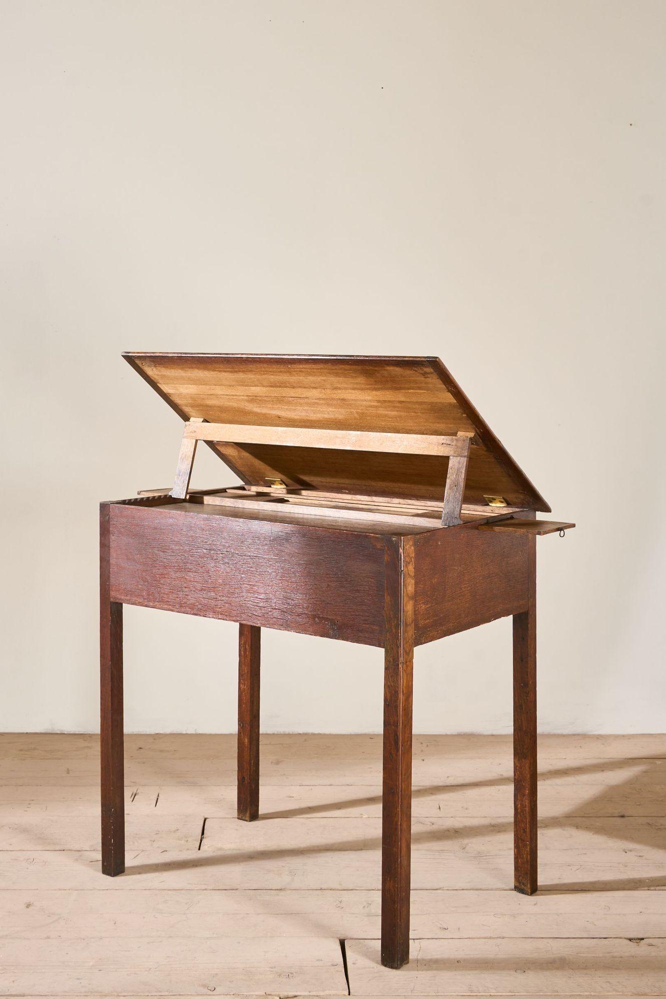 Rare table d'artiste en Oak du 18e siècle Excellent état - En vente à Malton, GB