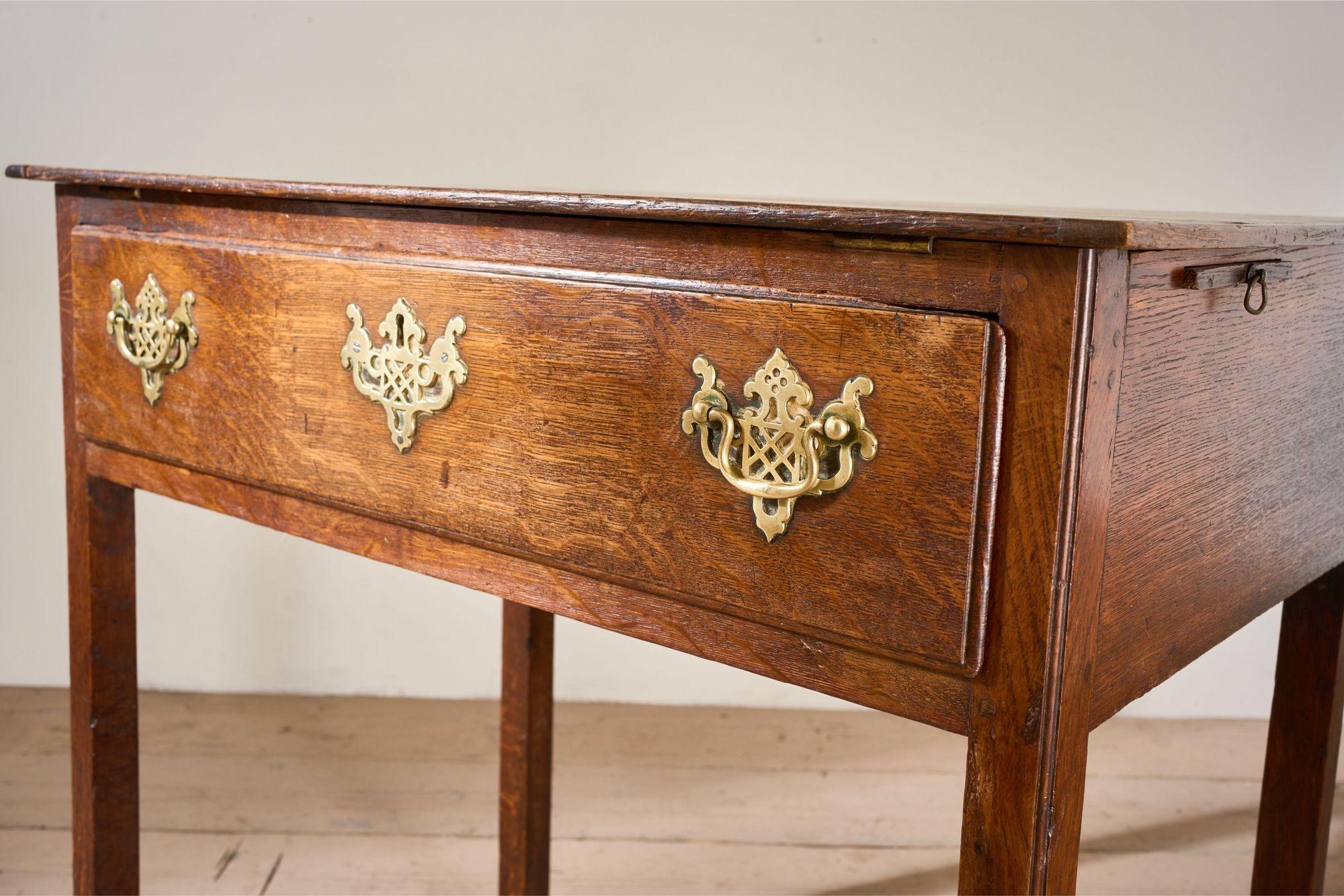 Rare table d'artiste en Oak du 18e siècle en vente 1