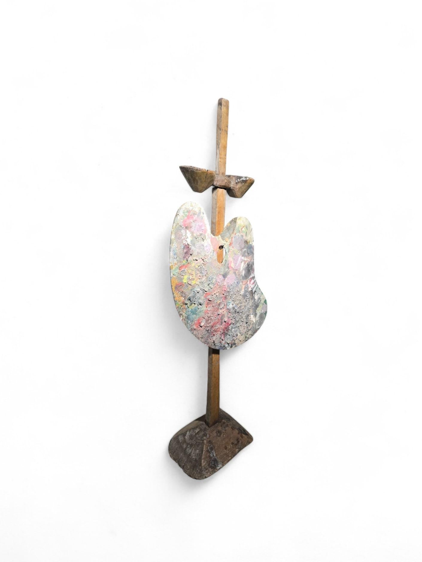 Questo raro e affascinante cavalletto da pittore del XVIII secolo è un pezzo unico di storia dell'arte, forse precedente al 1700. Realizzato in legno massiccio, il supporto presenta due eleganti bracci progettati per contenere le candele, offrendo