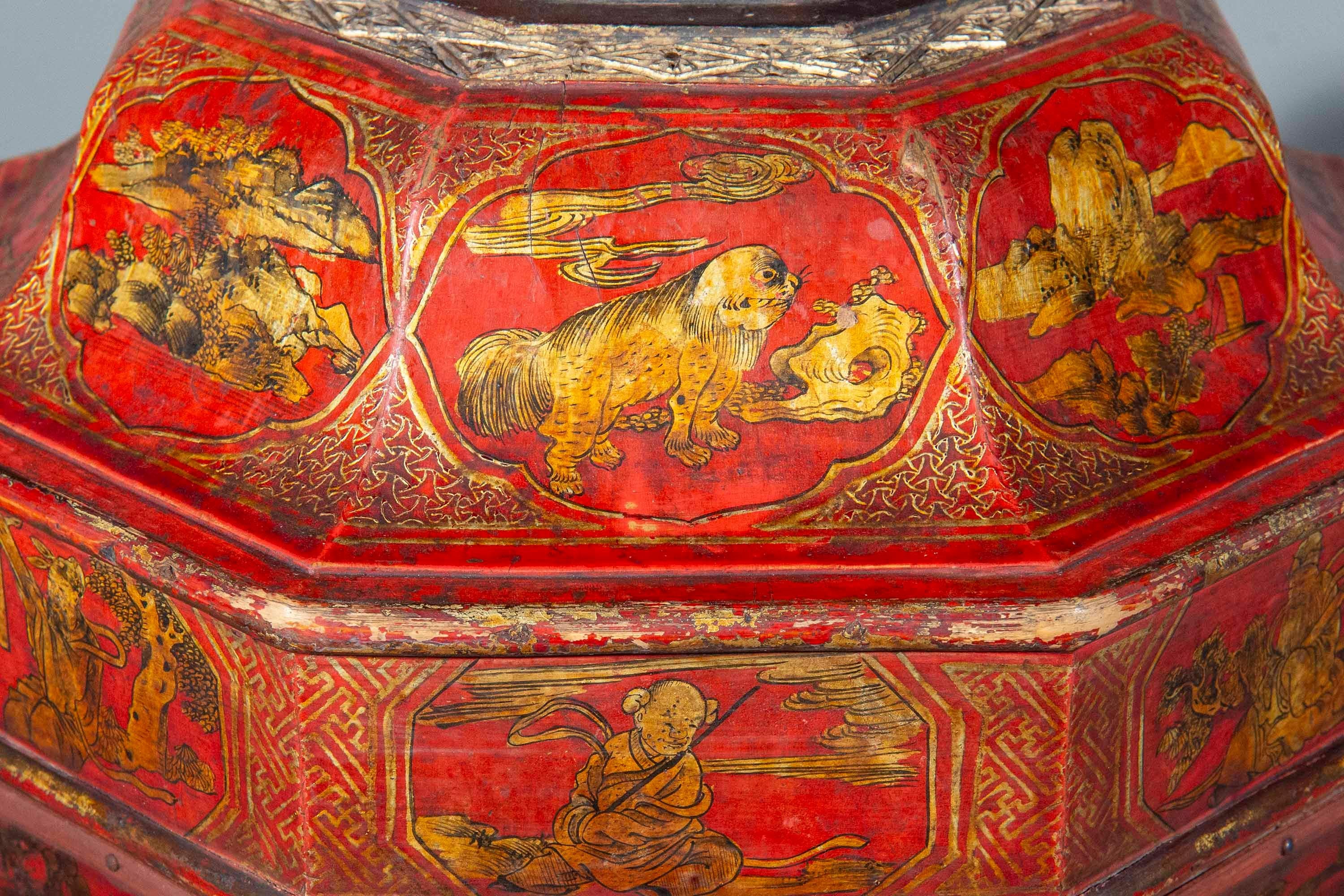 Una rarissima e insolita scatola di presentazione in lacca rossa del XVIII secolo, intricatamente decorata in oro con immortali, simboli di buon auspicio e poesie.

Canton, dinastia Qing, 1760 circa.

Perché ci piace

La squisita decorazione di