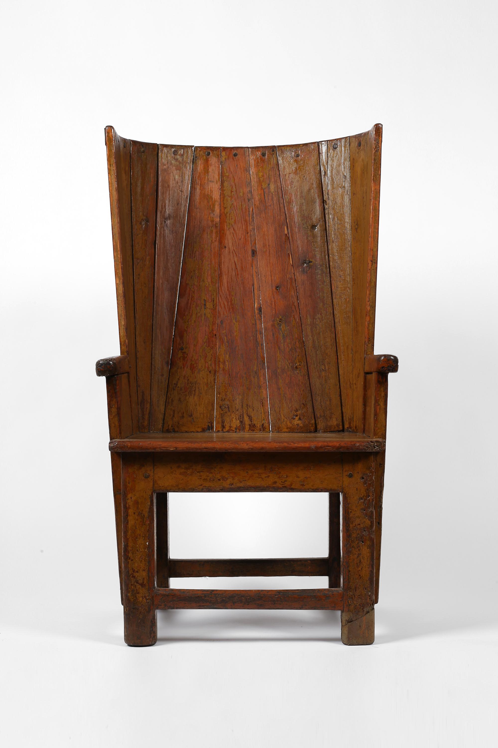 Rare chaise Orkney de la fin du XVIIIe siècle, construite en bois de pin magnifiquement patiné, avec un dossier à panneaux original et inhabituel. Il ne s'agit pas d'un remplacement ultérieur, moins habile, d'un dossier en paille endommagé, comme on