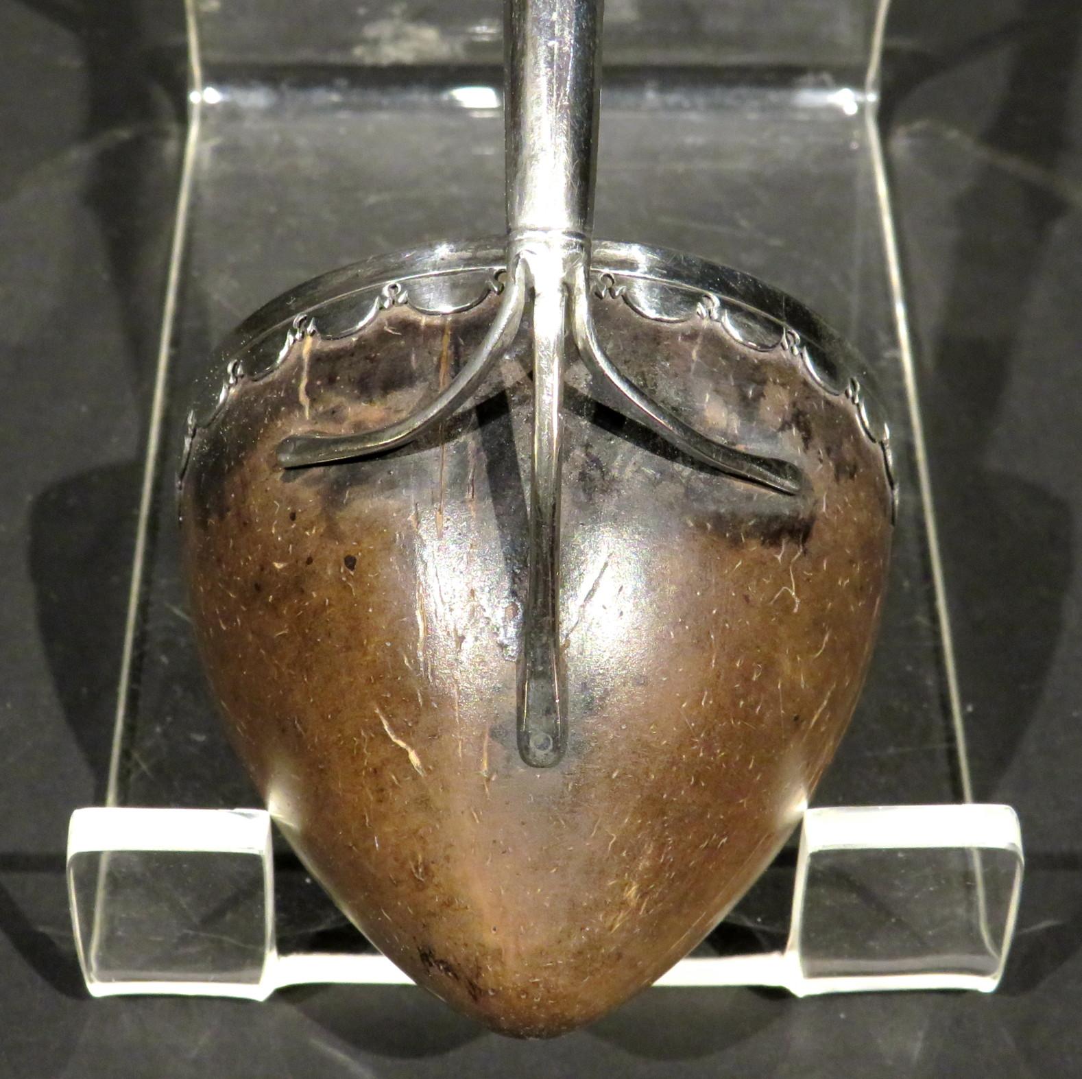 Rare 18th Century Silver Mounted Coconut Shell Toddy Ladle, England Circa 1720 In Good Condition In Ottawa, Ontario