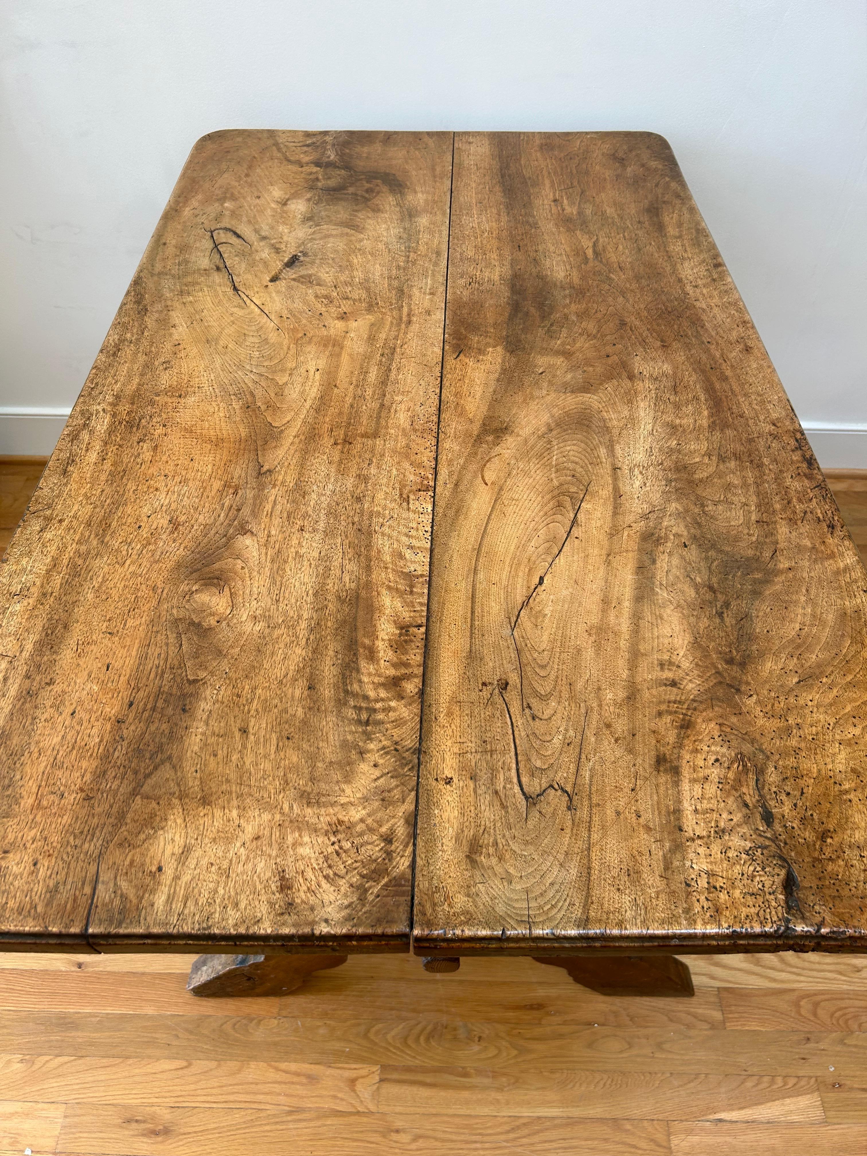 Médiéval Rare table à tréteaux suisse du 18ème siècle. en vente