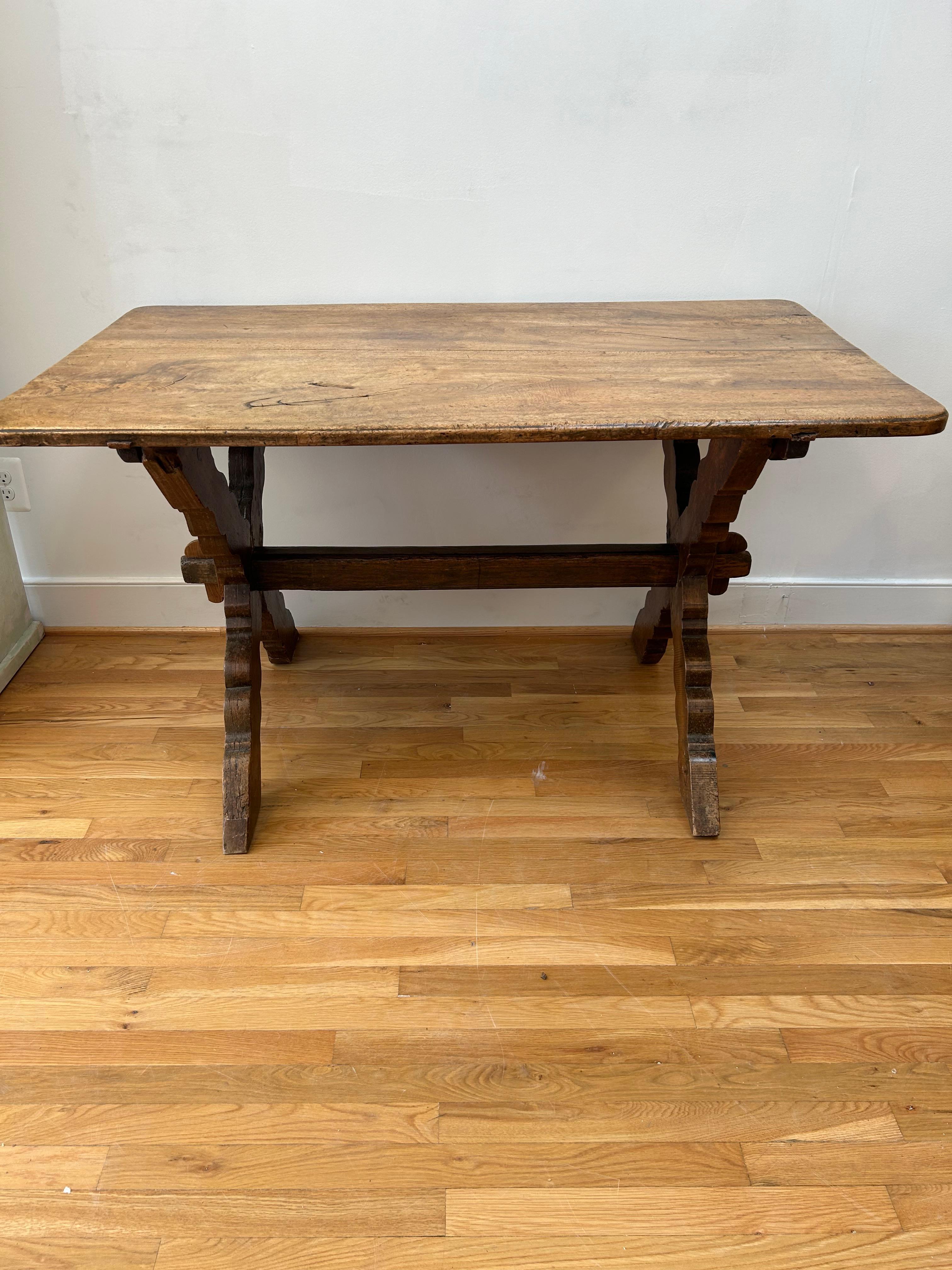 Fait main Rare table à tréteaux suisse du 18ème siècle. en vente