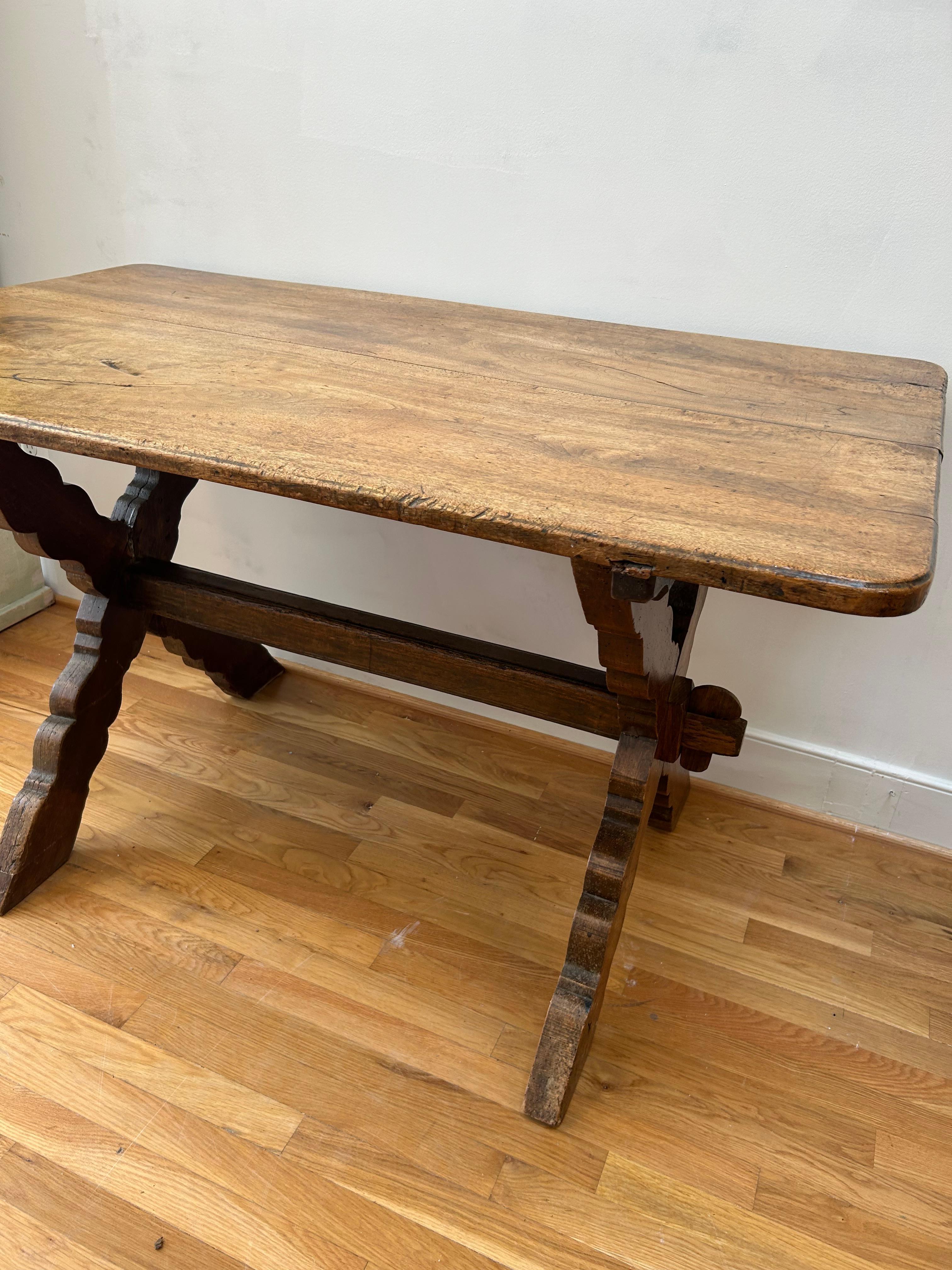 Rare table à tréteaux suisse du 18ème siècle. Bon état - En vente à Middleburg, VA