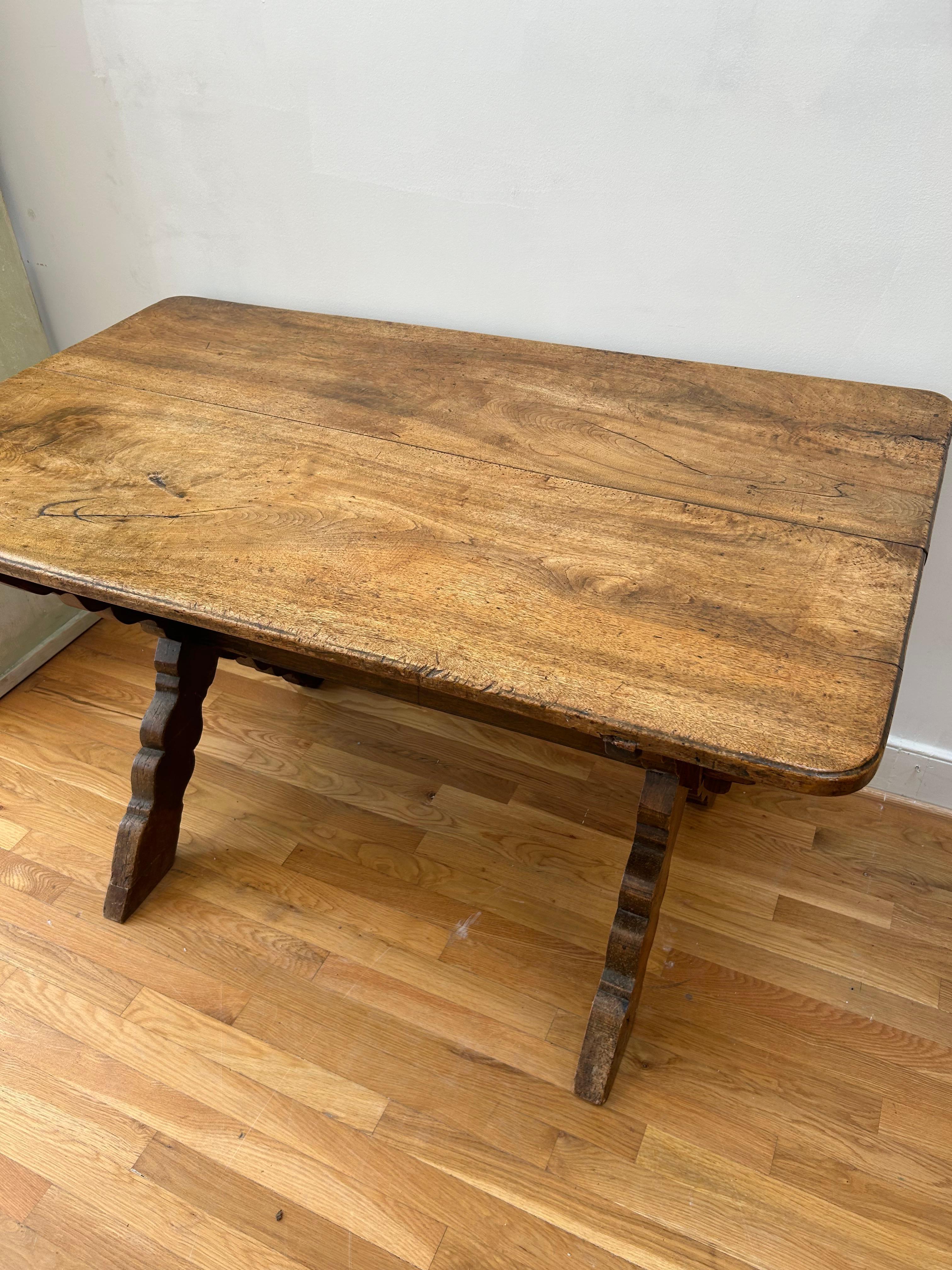 XVIIIe siècle Rare table à tréteaux suisse du 18ème siècle. en vente