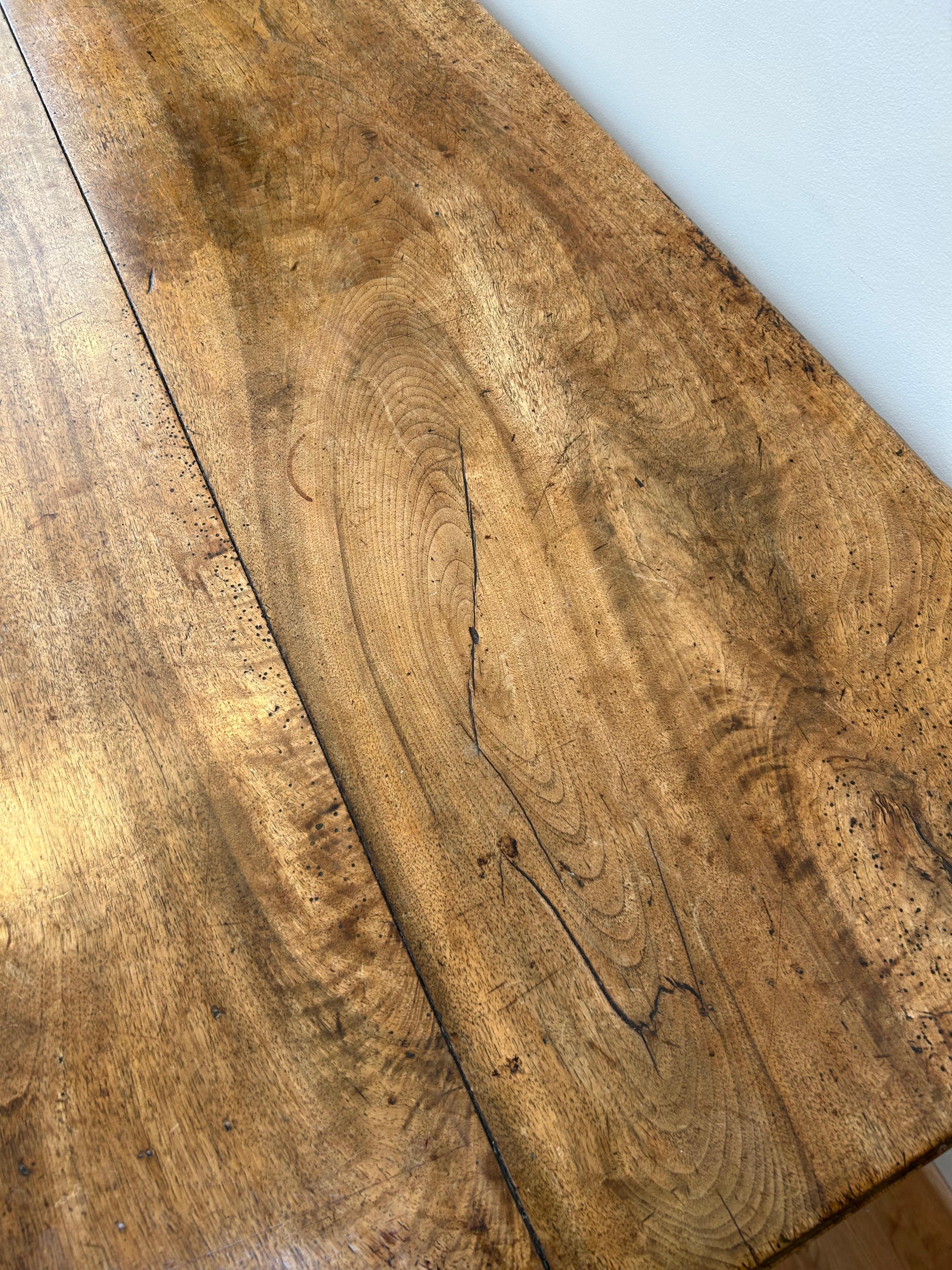 Noyer Rare table à tréteaux suisse du 18ème siècle. en vente