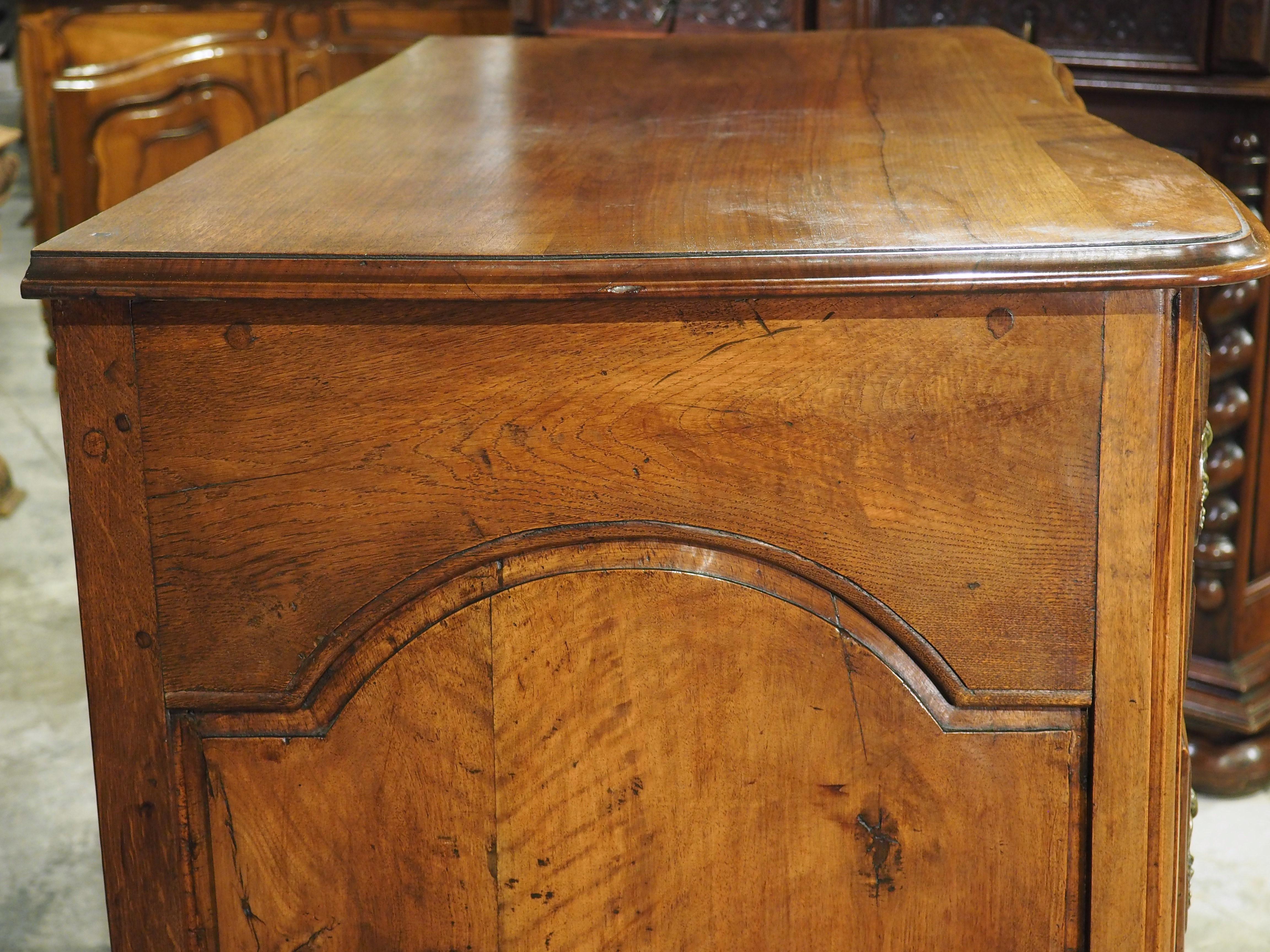 Rare 18th Century Walnut Wood Commode from the Île-de-France Region 5