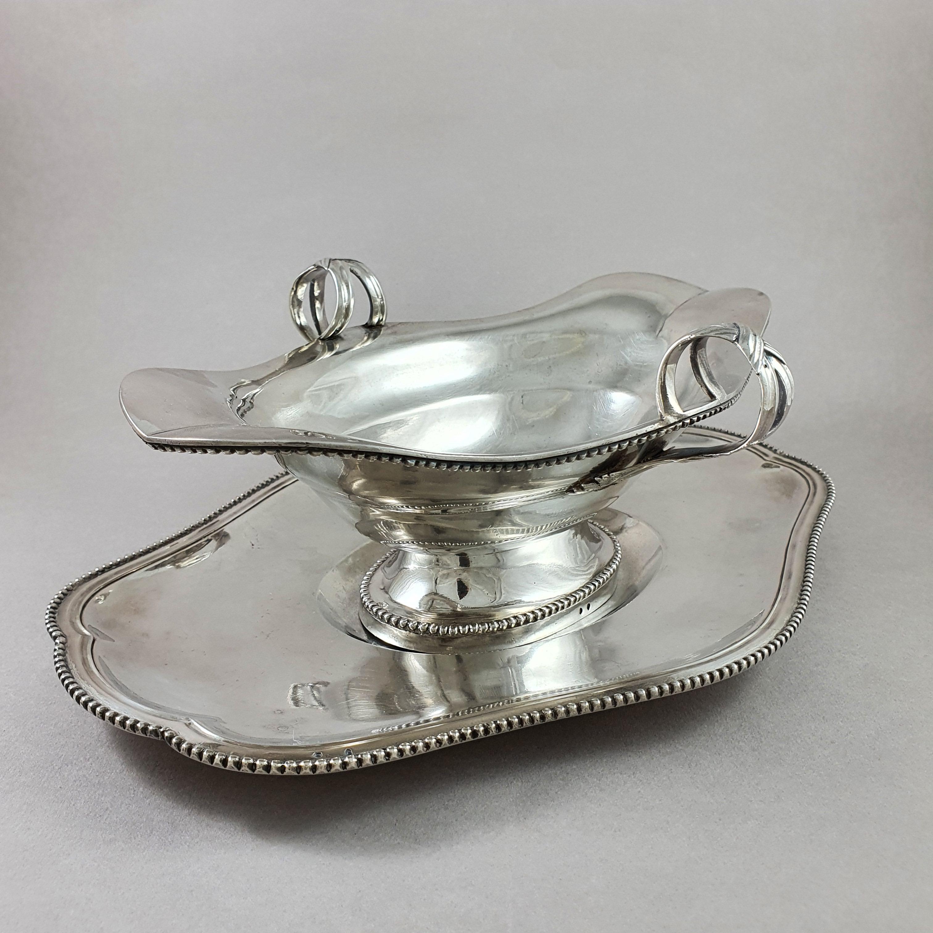 Rare 18th French Sterling Silver Sauce Boat In Good Condition In Saint-Ouen, FR