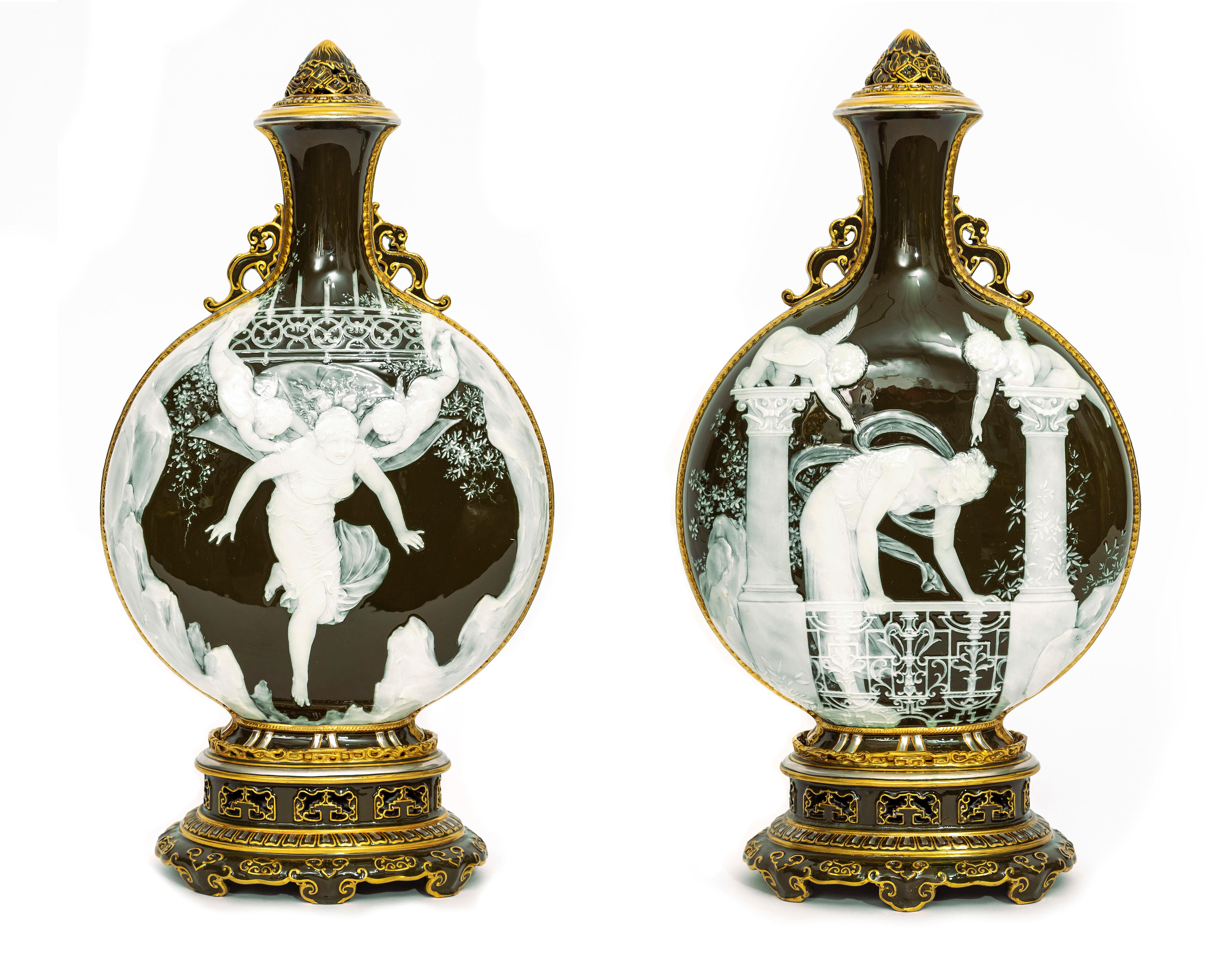 Una coppia molto importante e rara di vasi a forma di luna in porcellana Minton del XIX secolo con fondo verde oliva, firmati da Louis Solon.
Questi vasi a forma di luna in porcellana di Minton sono realizzati con la tecnica pâte-sur-pâte su un