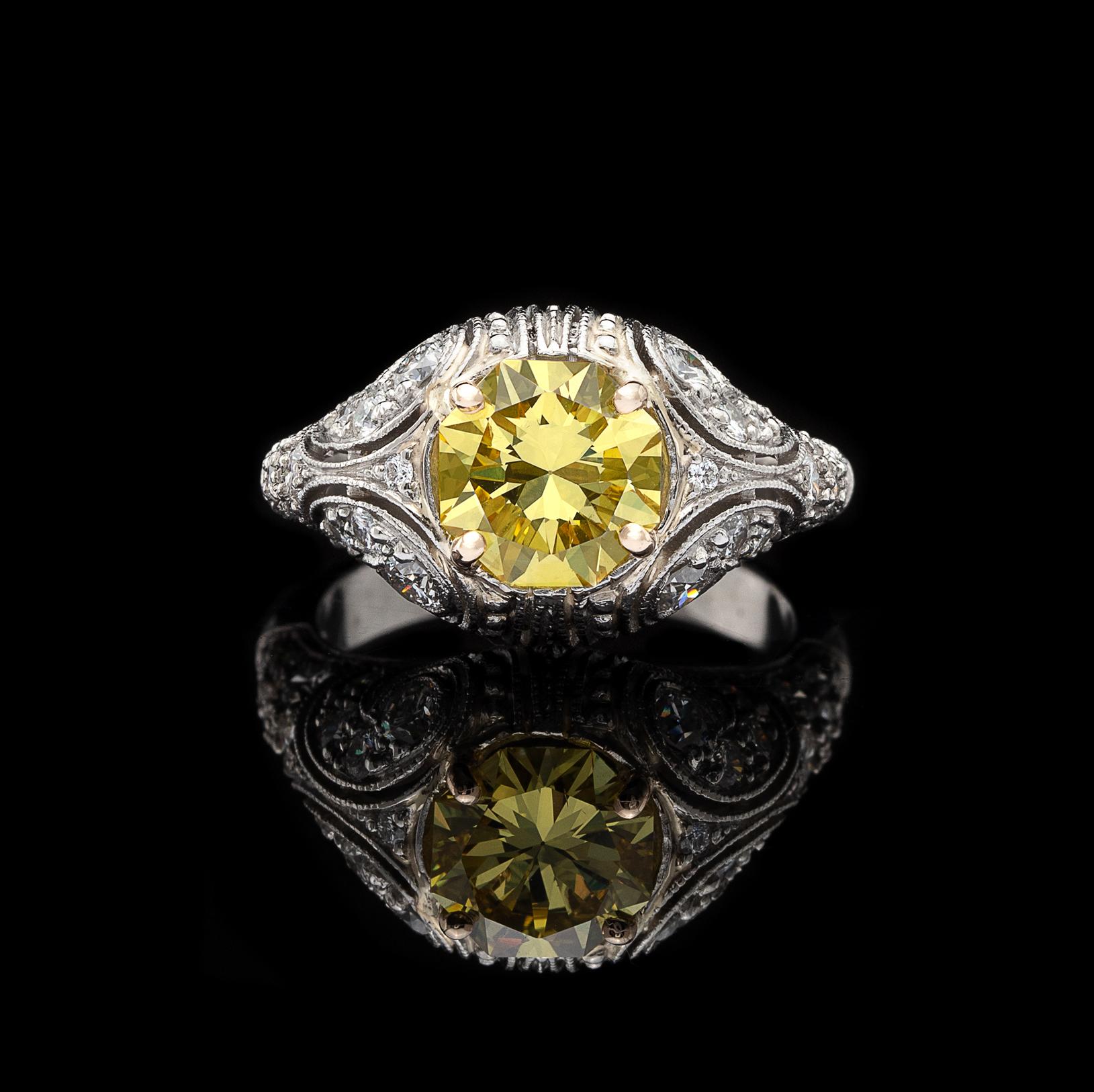Art déco Rare bague française personnalisée en diamant jaune intense fantaisie de 1,90 carat en vente
