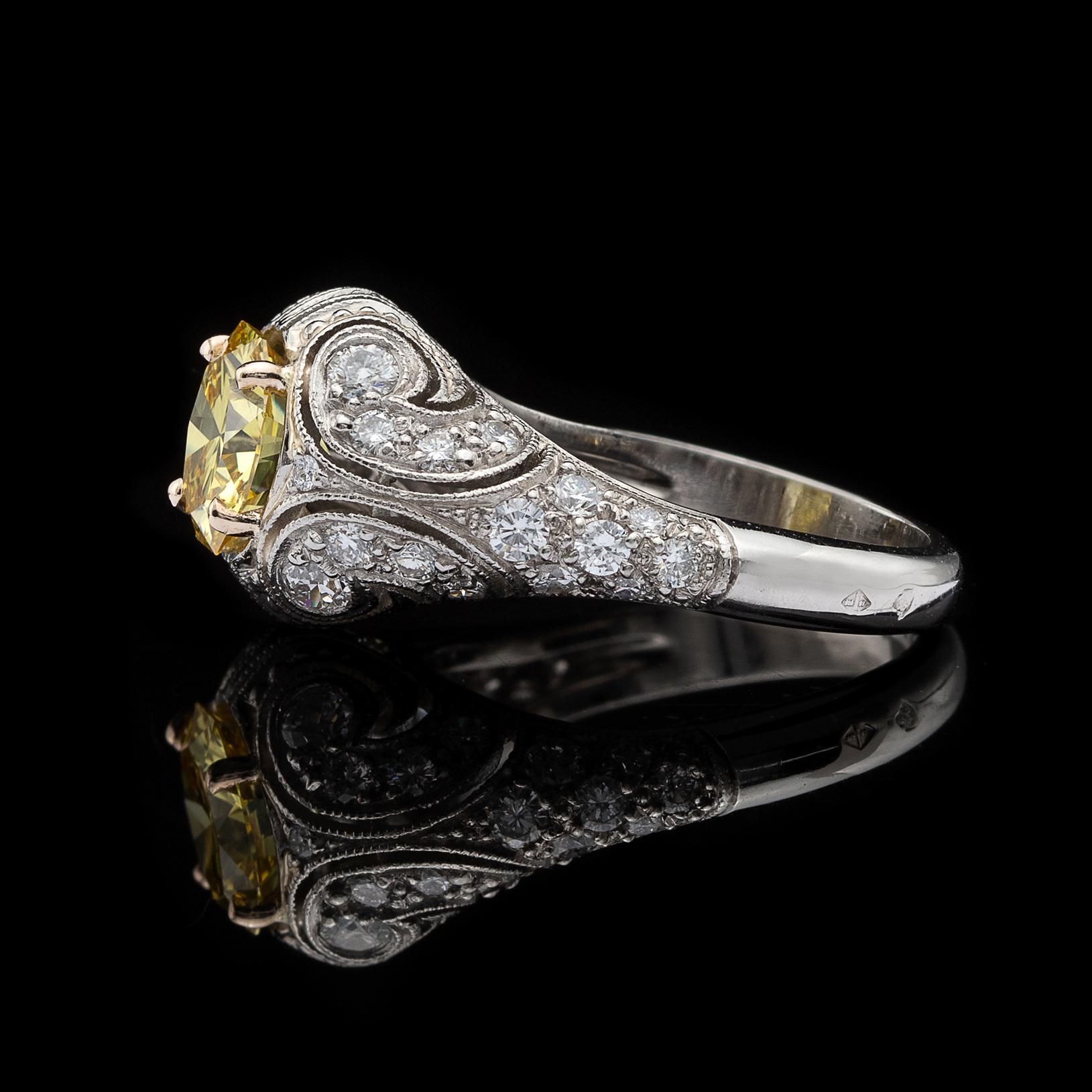 Taille française Rare bague française personnalisée en diamant jaune intense fantaisie de 1,90 carat en vente